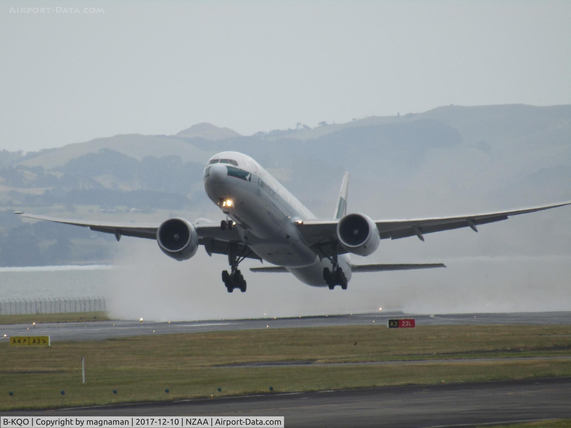B-KQO, 2014 Boeing 777-367/ER C/N 41757, wet runway for departure