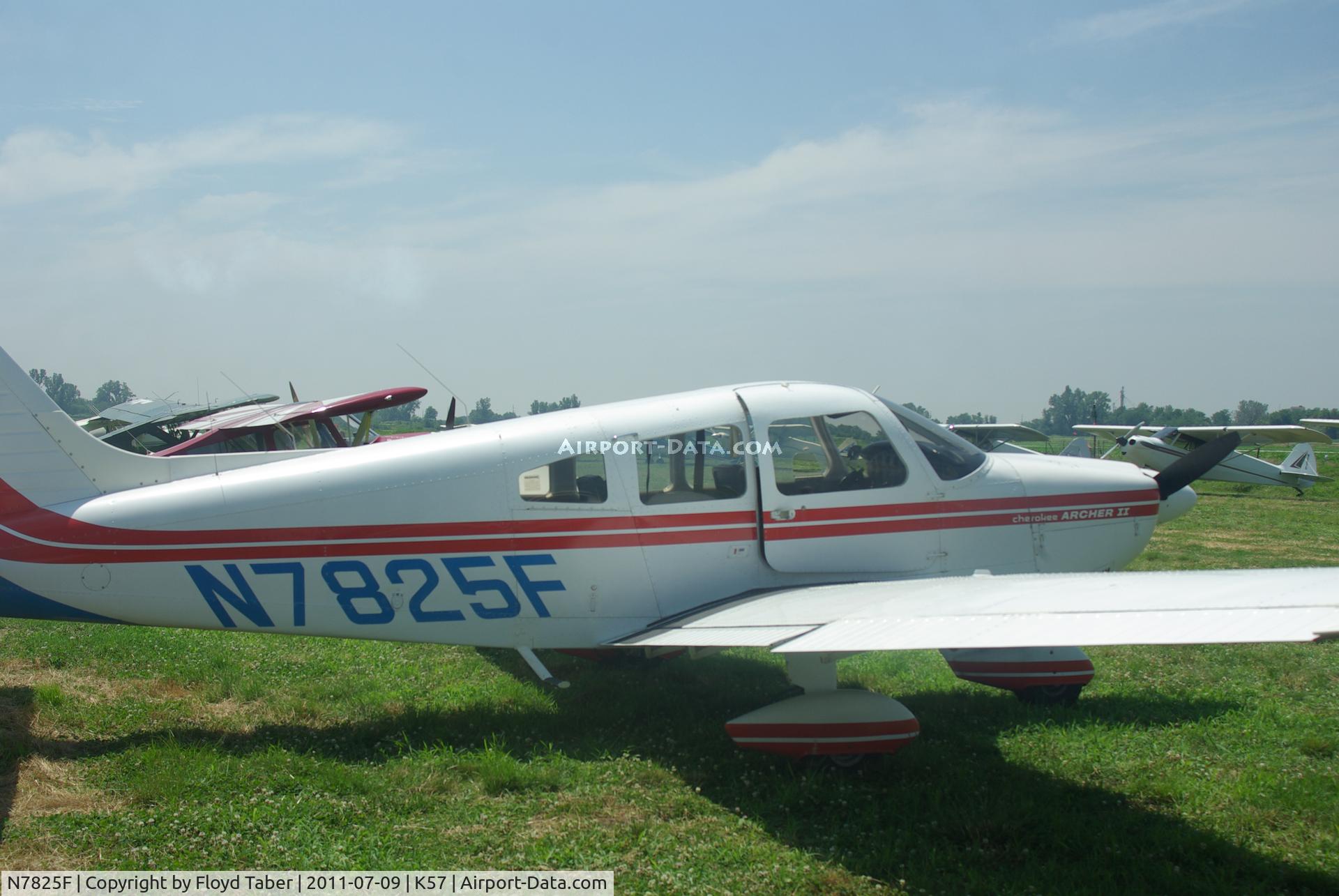 N7825F, 1976 Piper PA-28-181 C/N 28-7790227, At the Flying Wingnuts Airshow in Tarkio Missouri