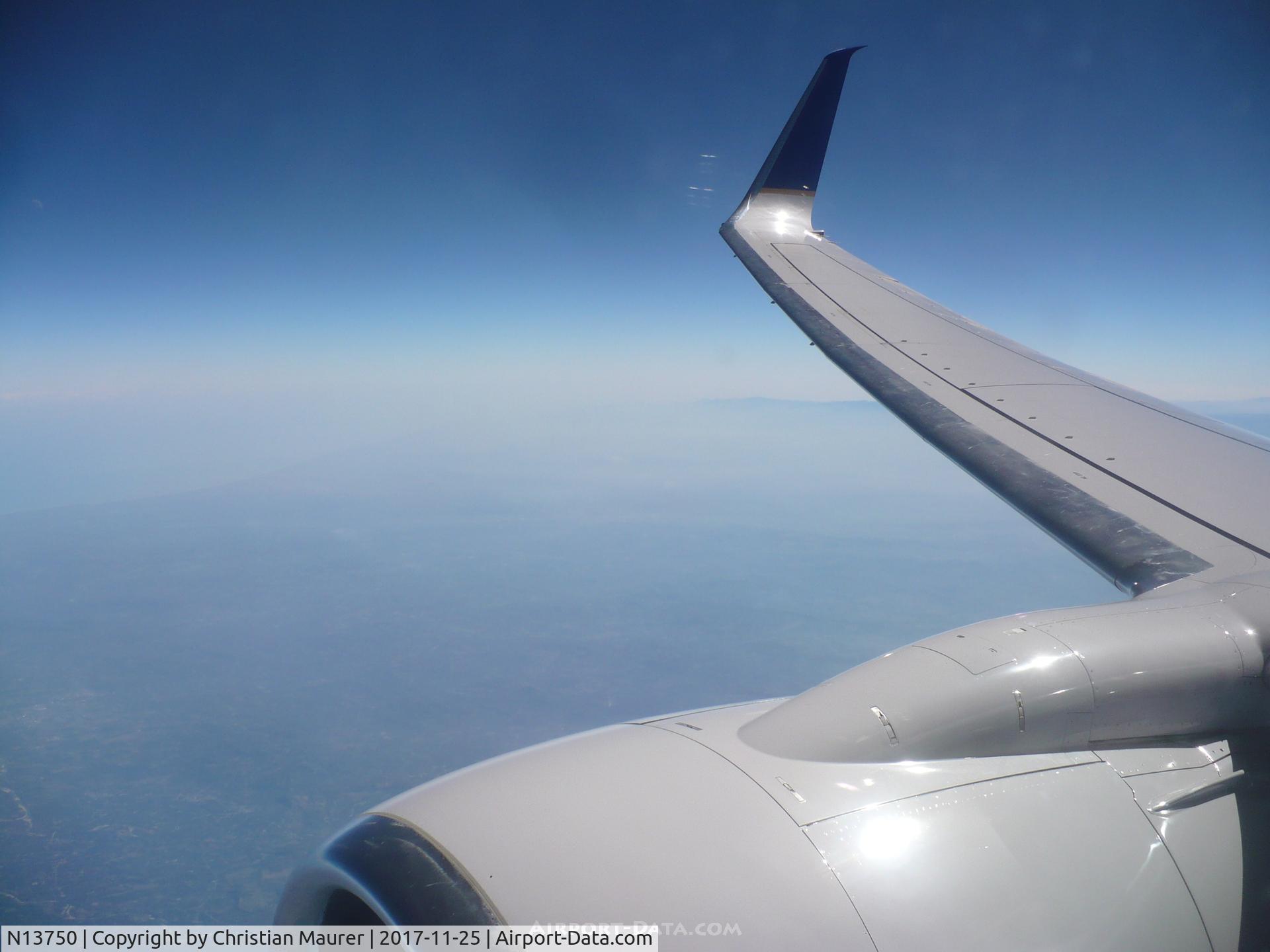 N13750, 1999 Boeing 737-724 C/N 28941, Boeing 737-700 in flight