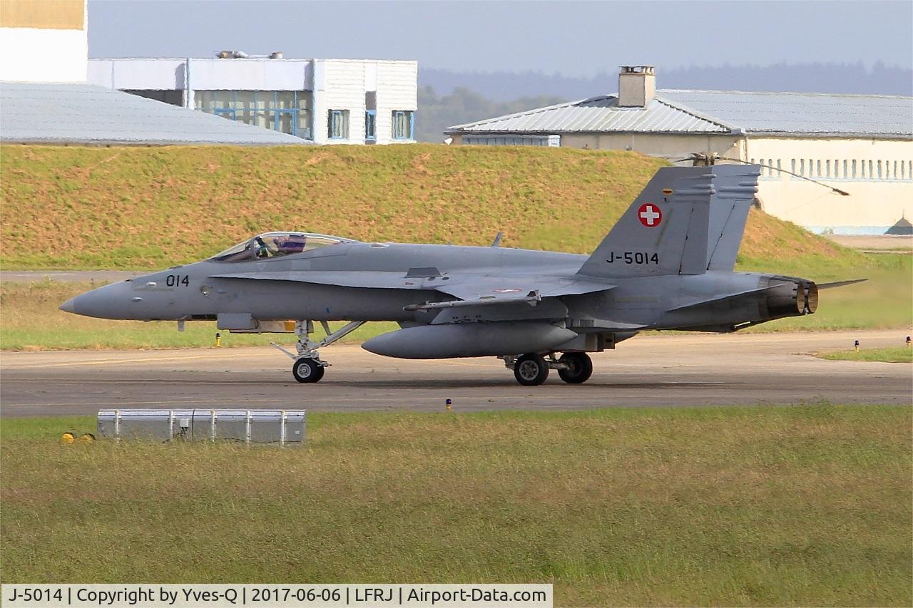J-5014, McDonnell Douglas F/A-18C Hornet C/N 1359, Swiss Air Force McDonnell Douglas FA-18C Hornet, Taxiing to flight line, Landivisiau Naval Air Base (LFRJ) Tiger Meet 2017