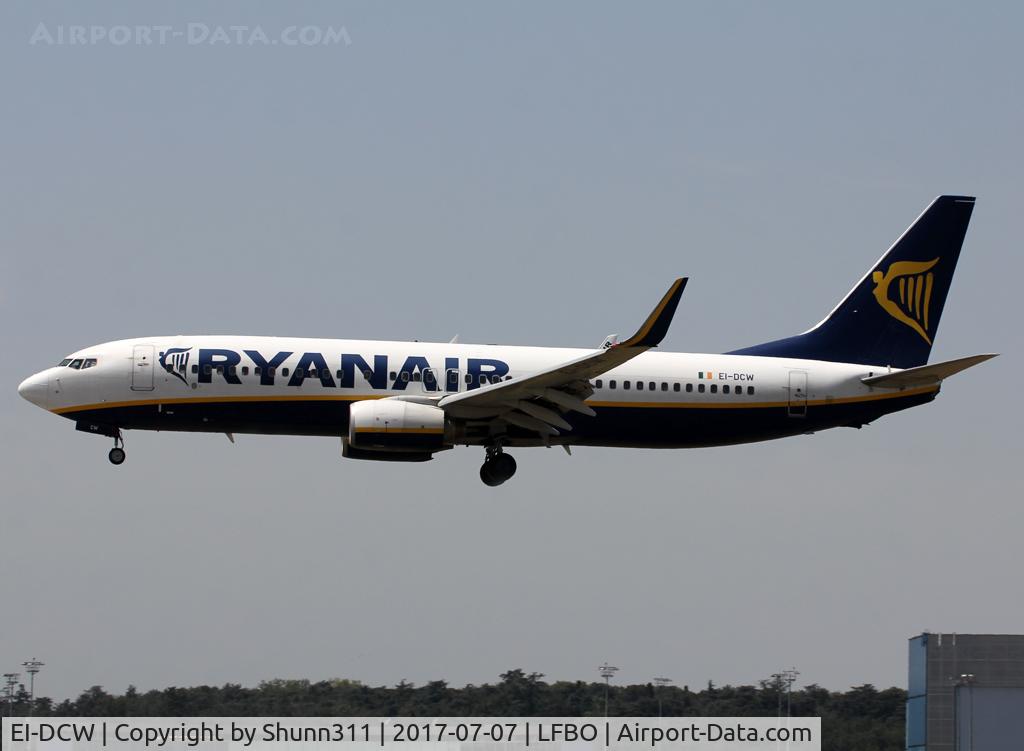 EI-DCW, 2004 Boeing 737-8AS C/N 33568, Landing rwy 14L