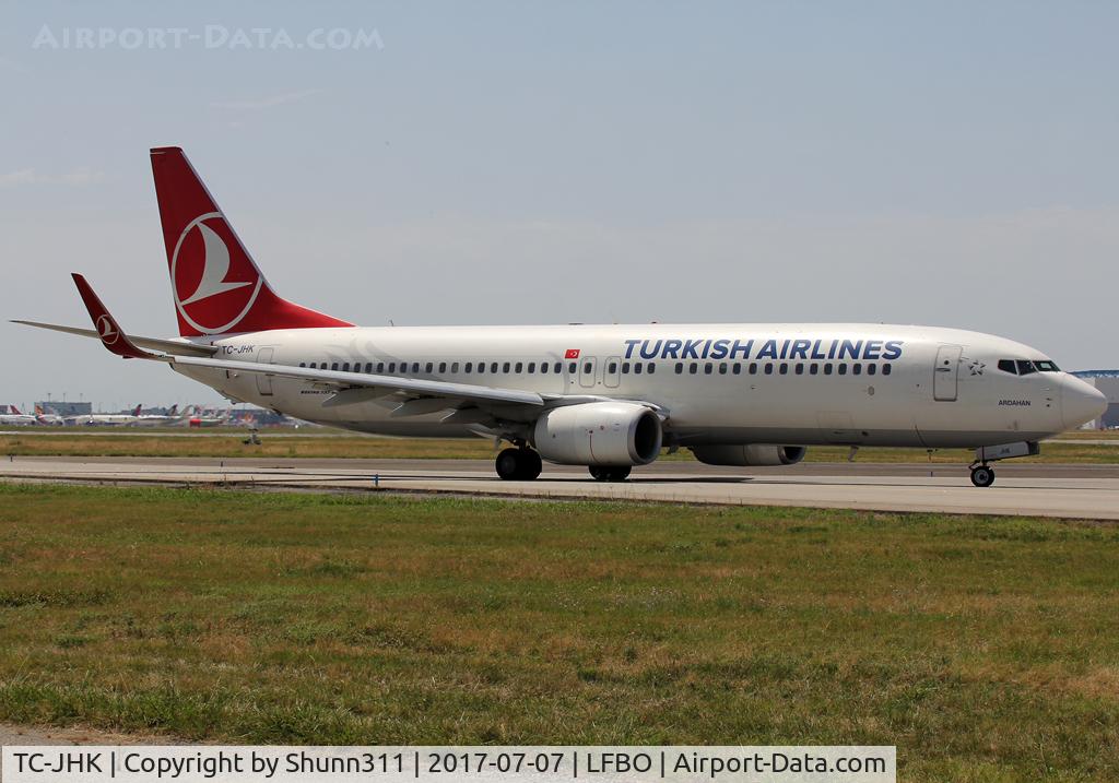 TC-JHK, 2011 Boeing 737-8F2 C/N 40975, Lining up rwy 14L for departure...