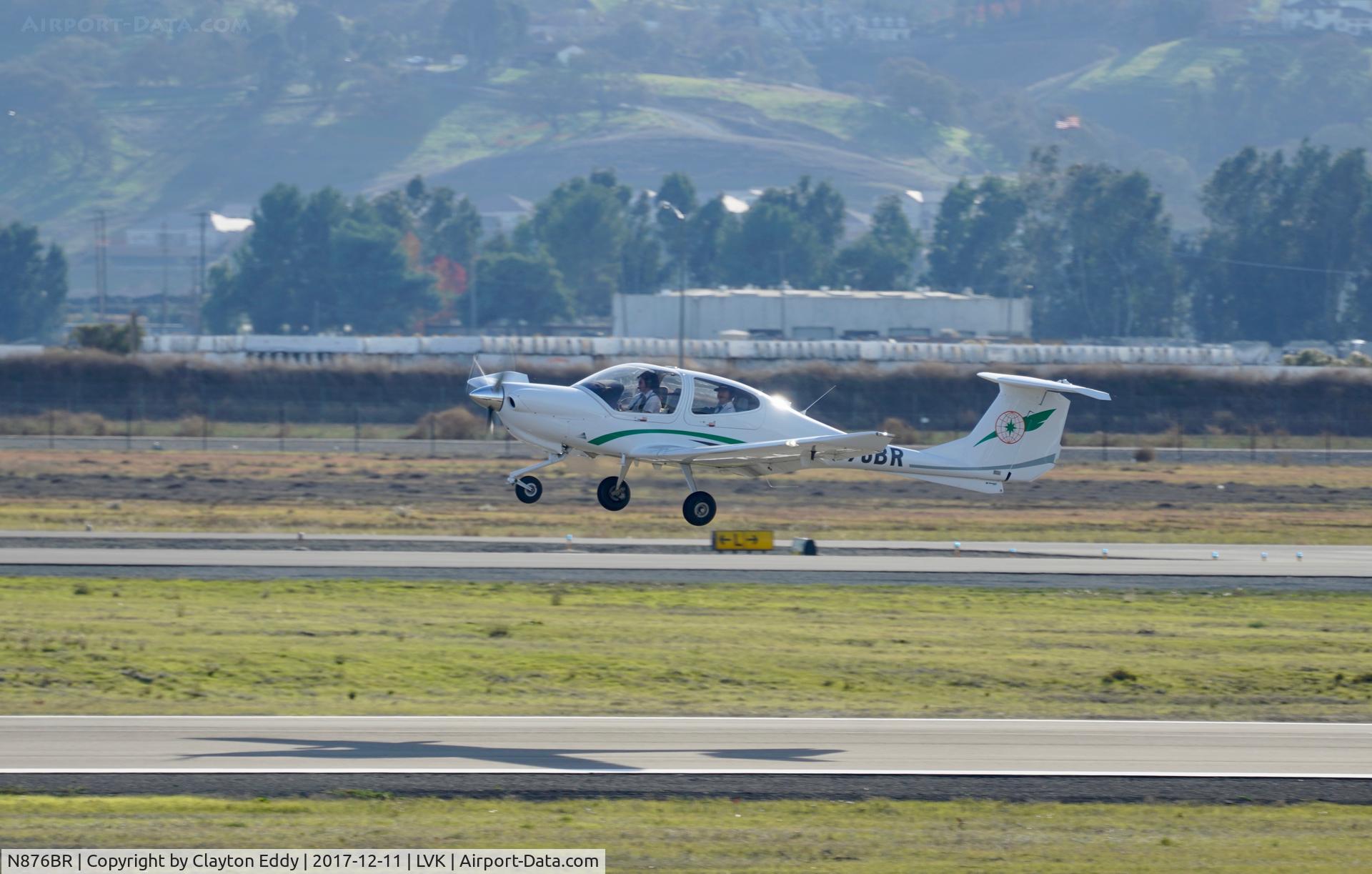 N876BR, 2015 Diamond DA-40 Diamond Star Diamond Star C/N 40.1200, Livermore Airport California 2017.