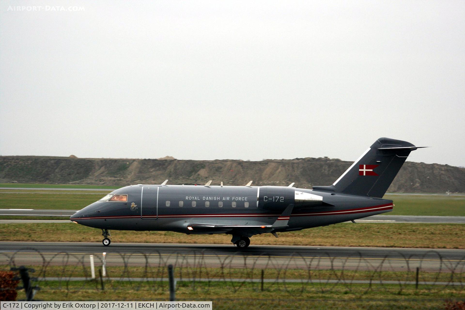 C-172, 2000 Bombardier Challenger 604 (CL-600-2B16) C/N 5472, C-172 landed rw 04L
