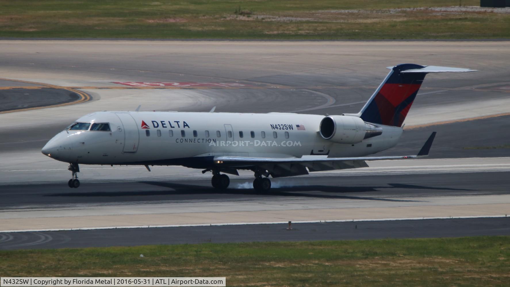 N432SW, 2001 Bombardier CRJ-200LR (CL-600-2B19) C/N 7548, Delta Connection
