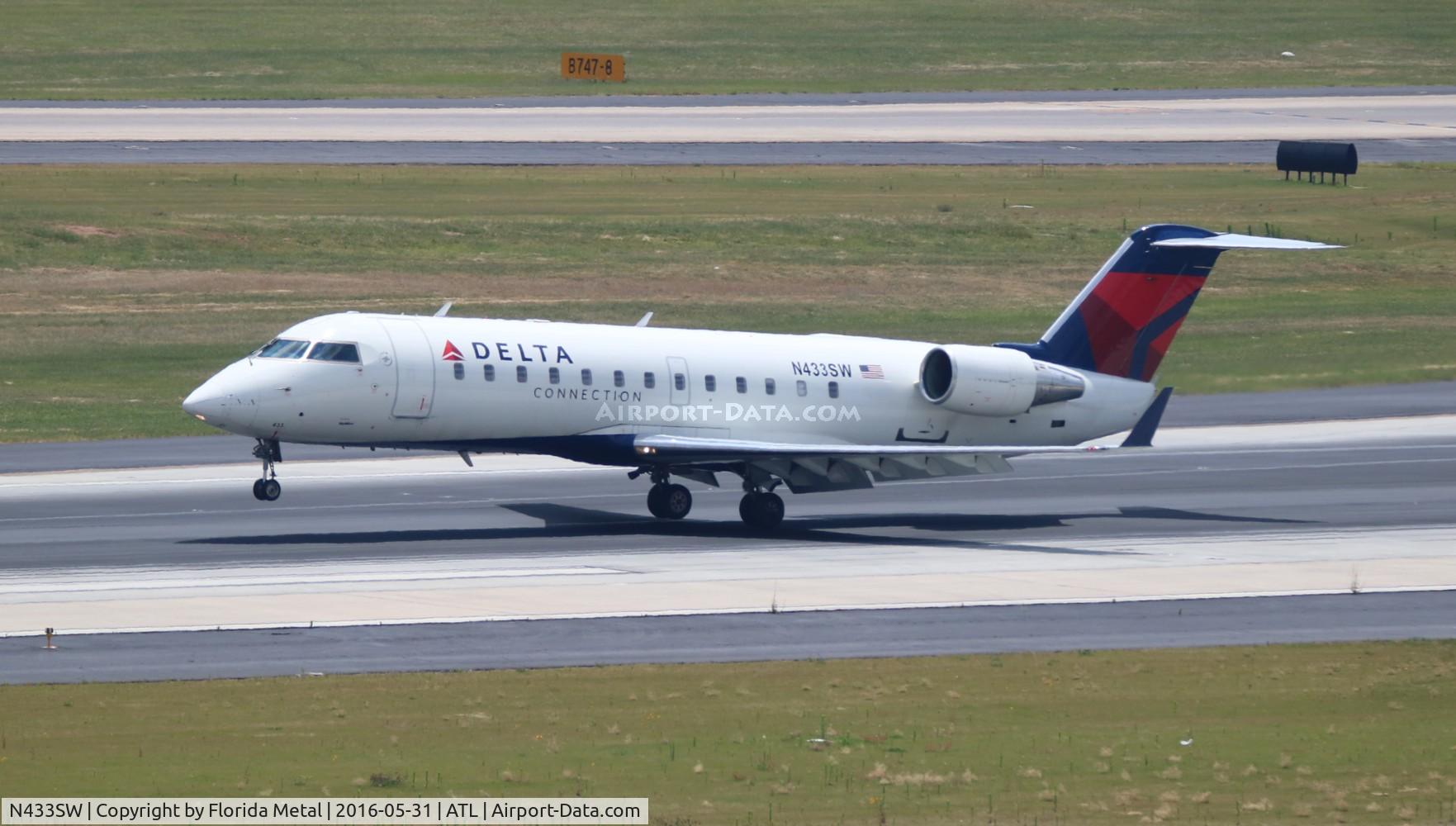 N433SW, 2001 Bombardier CRJ-200LR (CL-600-2B19) C/N 7550, Delta Connection