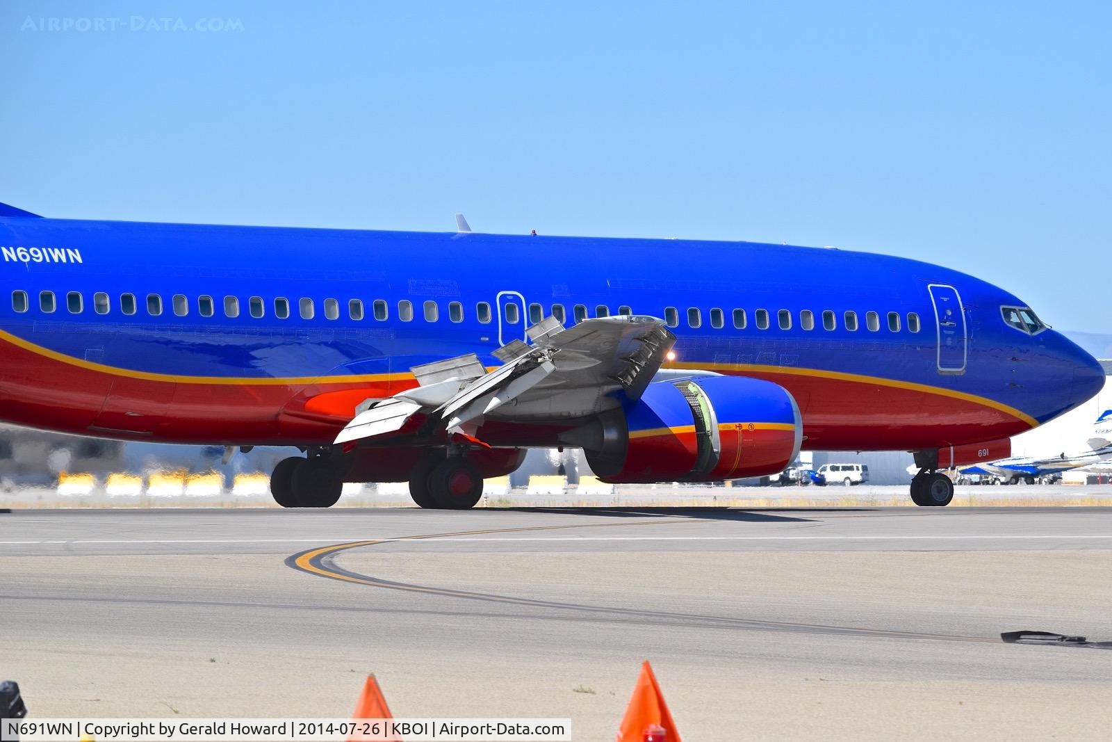 N691WN, 1988 Boeing 737-3G7 C/N 23781, Landing roll out on RWY 28L.