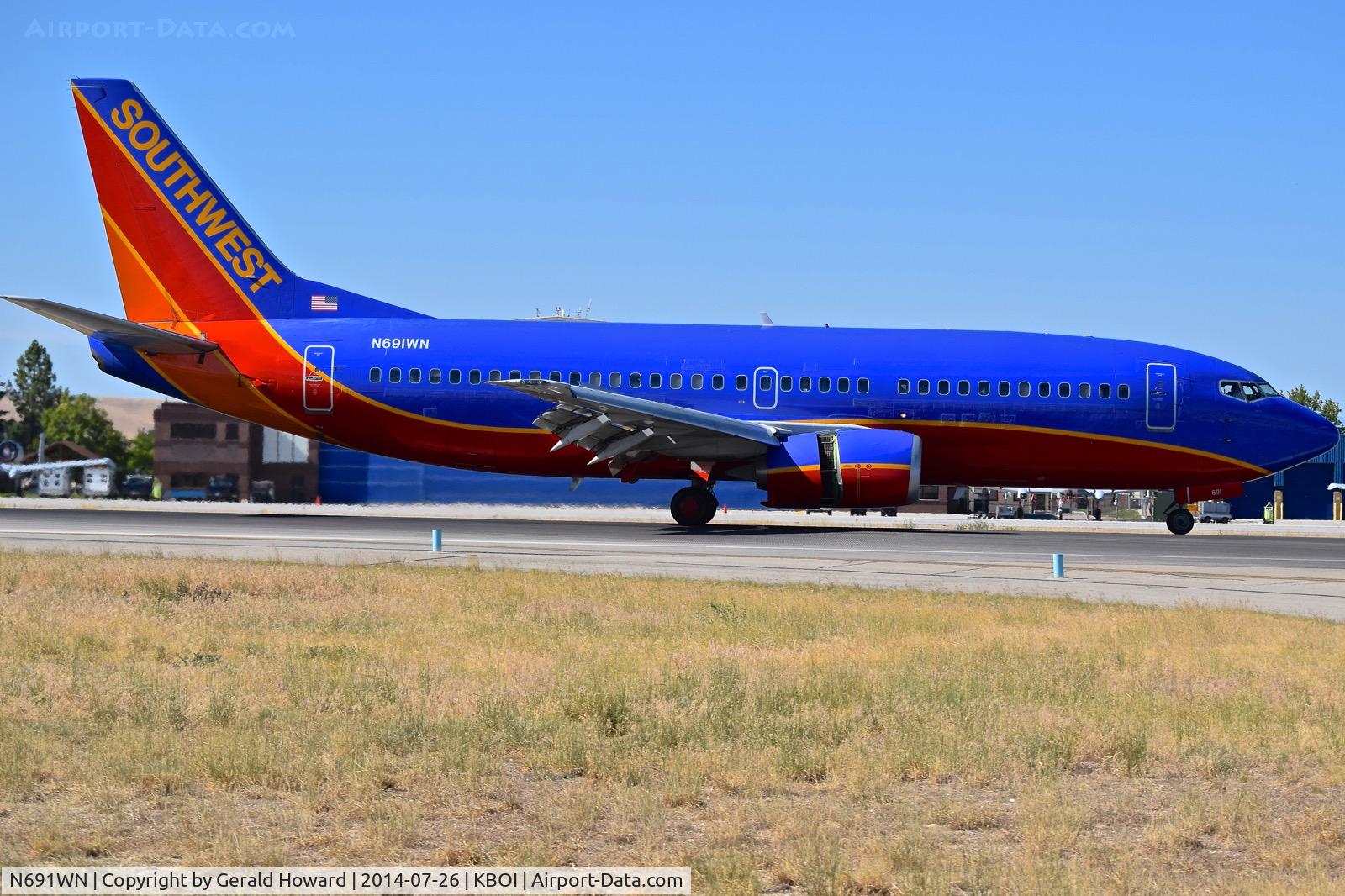 N691WN, 1988 Boeing 737-3G7 C/N 23781, Landing RWY 28L.