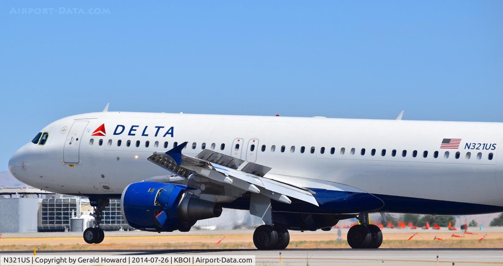 N321US, 1992 Airbus A320-211 C/N 262, Landing roll out. Reverse thrusters out before the nose wheel gets down.