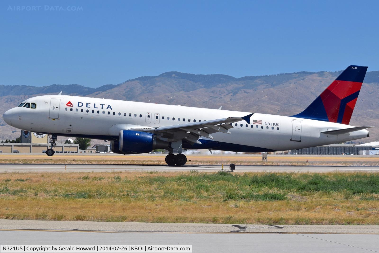 N321US, 1992 Airbus A320-211 C/N 262, landing RWY 28L.