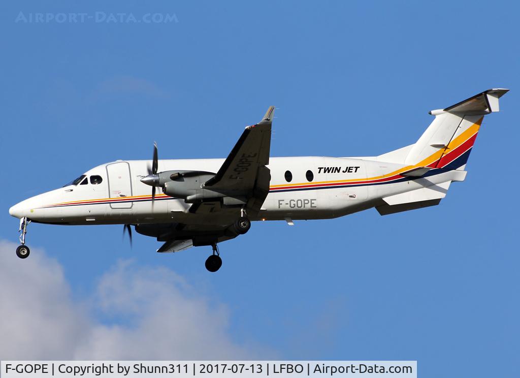F-GOPE, 1994 Beech 1900D C/N UE-103, Landing rwy 32L still in Hex'Air c:s with additional Twin Jet titles