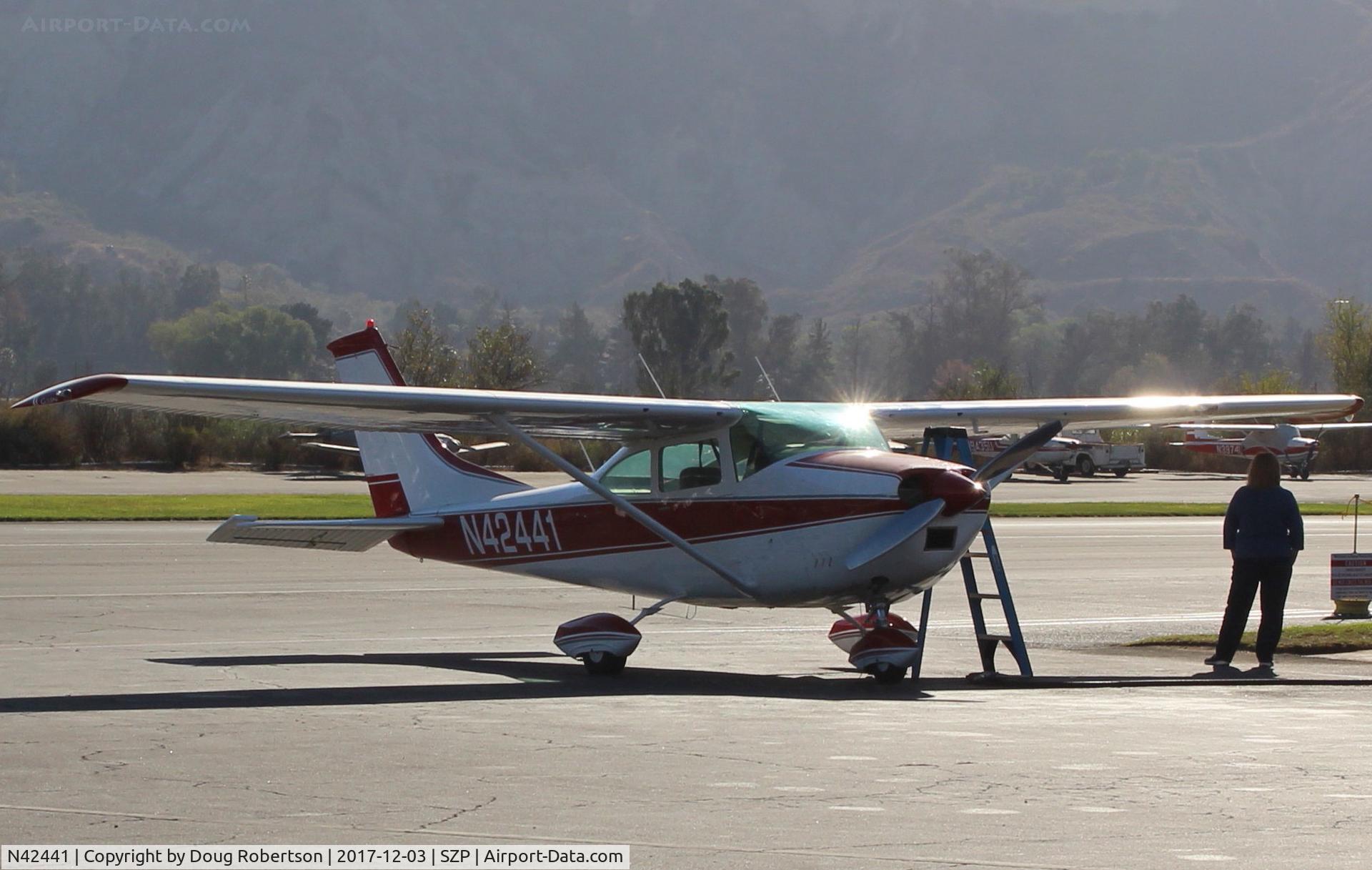 N42441, 1968 Cessna 182L Skylane C/N 18259018, 1968 Cessna 182L SKYLANE, Continental O-470-L 230 Hp, at Fuel Dock