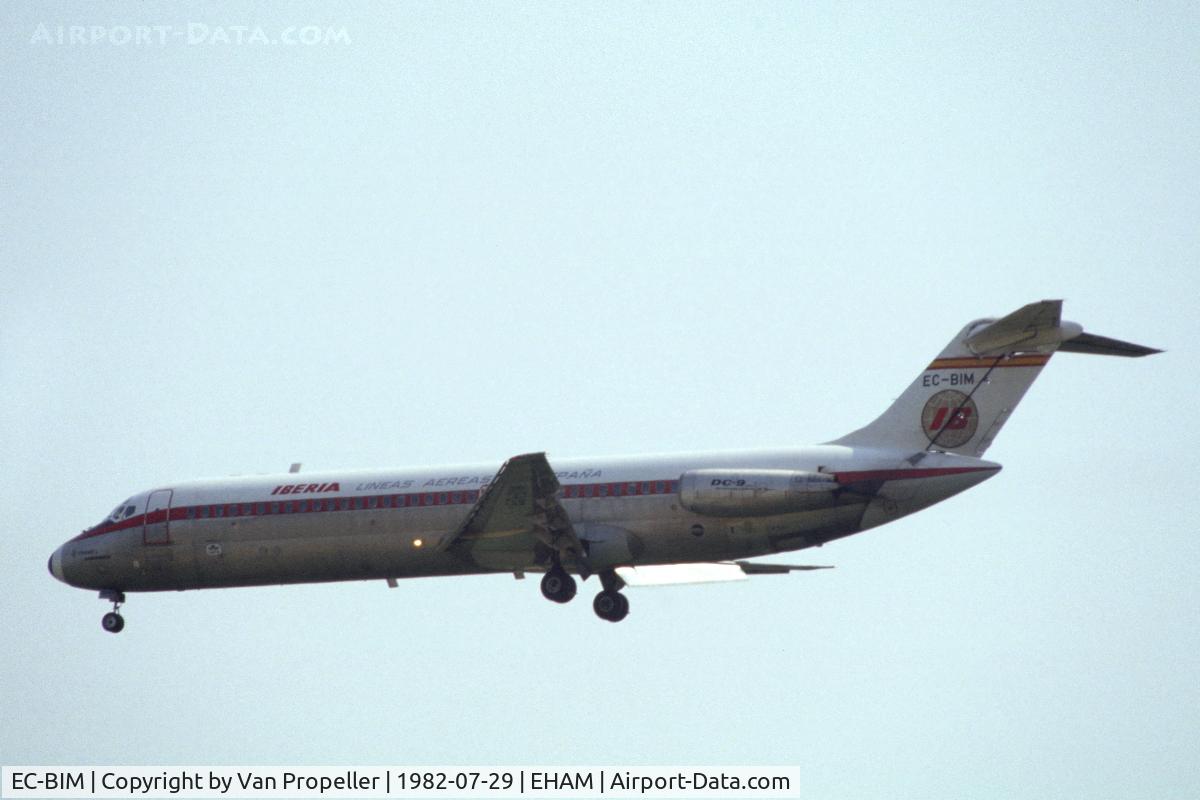 EC-BIM, 1967 Douglas DC-9-32 C/N 47088, Iberia Douglas DC-9-32 on approach to Schiphol airport, the Netherlands, 1982