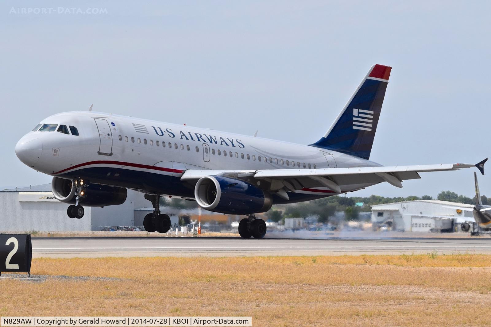 N829AW, 2001 Airbus A319-132 C/N 1563, Left main touching down.