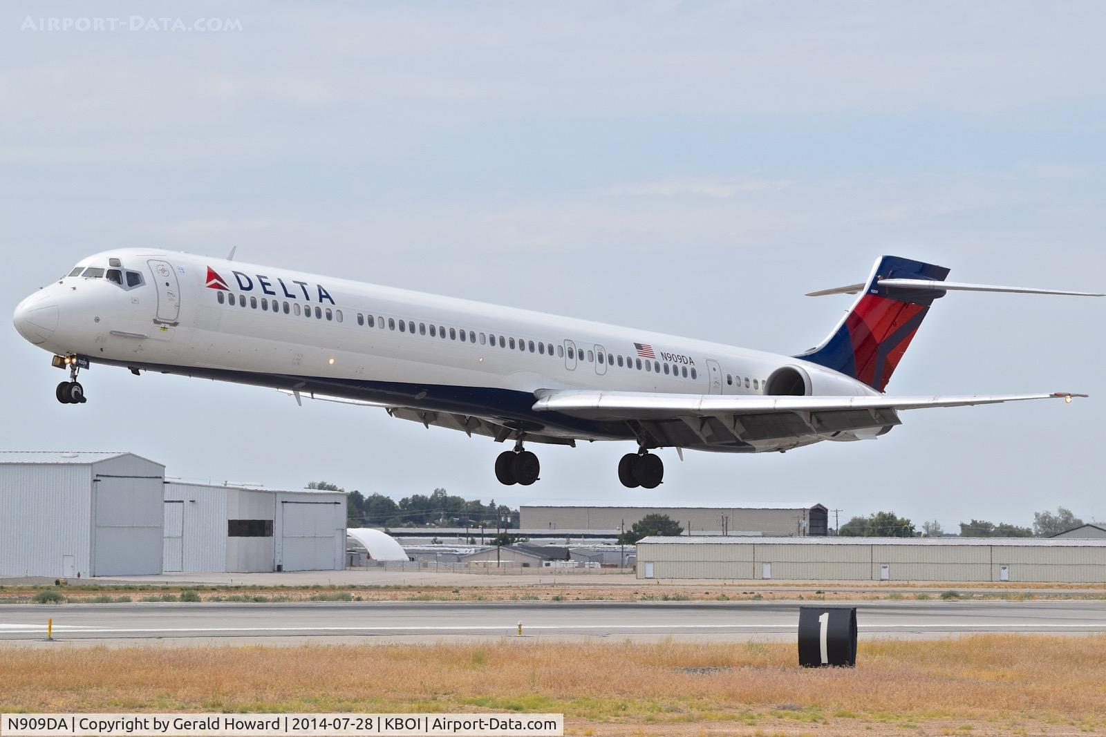 N909DA, 1995 McDonnell Douglas MD-90-30 C/N 53389, Landing RWY 10R.