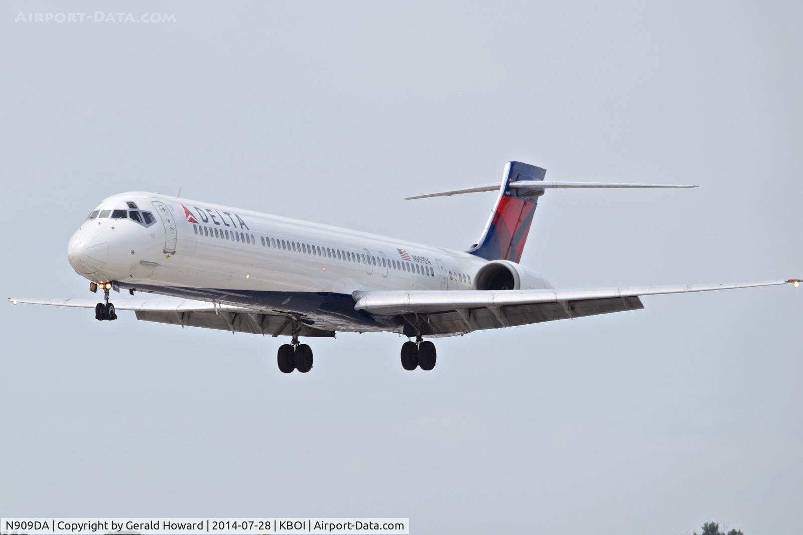 N909DA, 1995 McDonnell Douglas MD-90-30 C/N 53389, Approach to RWY 10R.