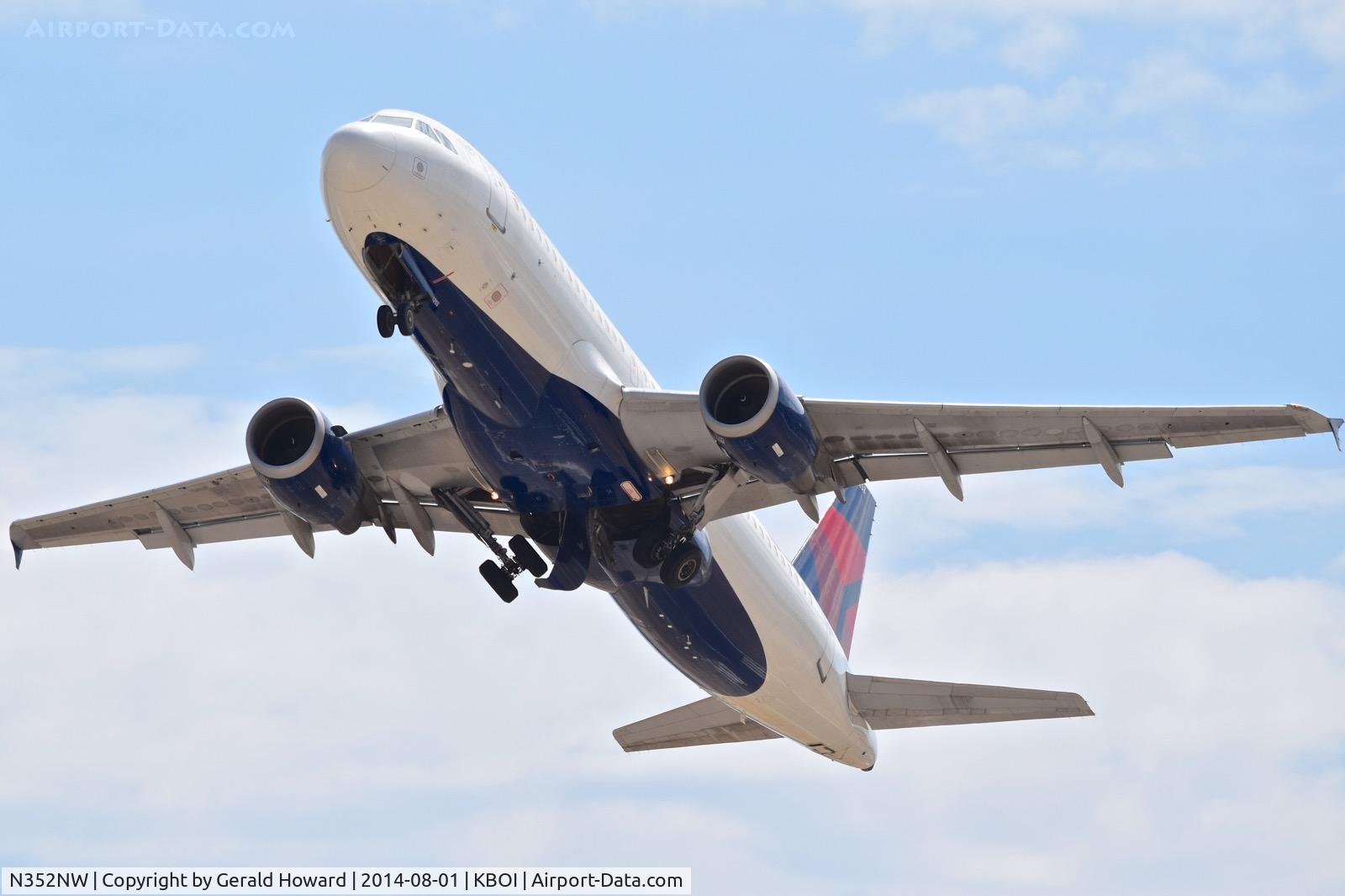 N352NW, 1998 Airbus A320-212 C/N 778, Take off from RWY 28L.