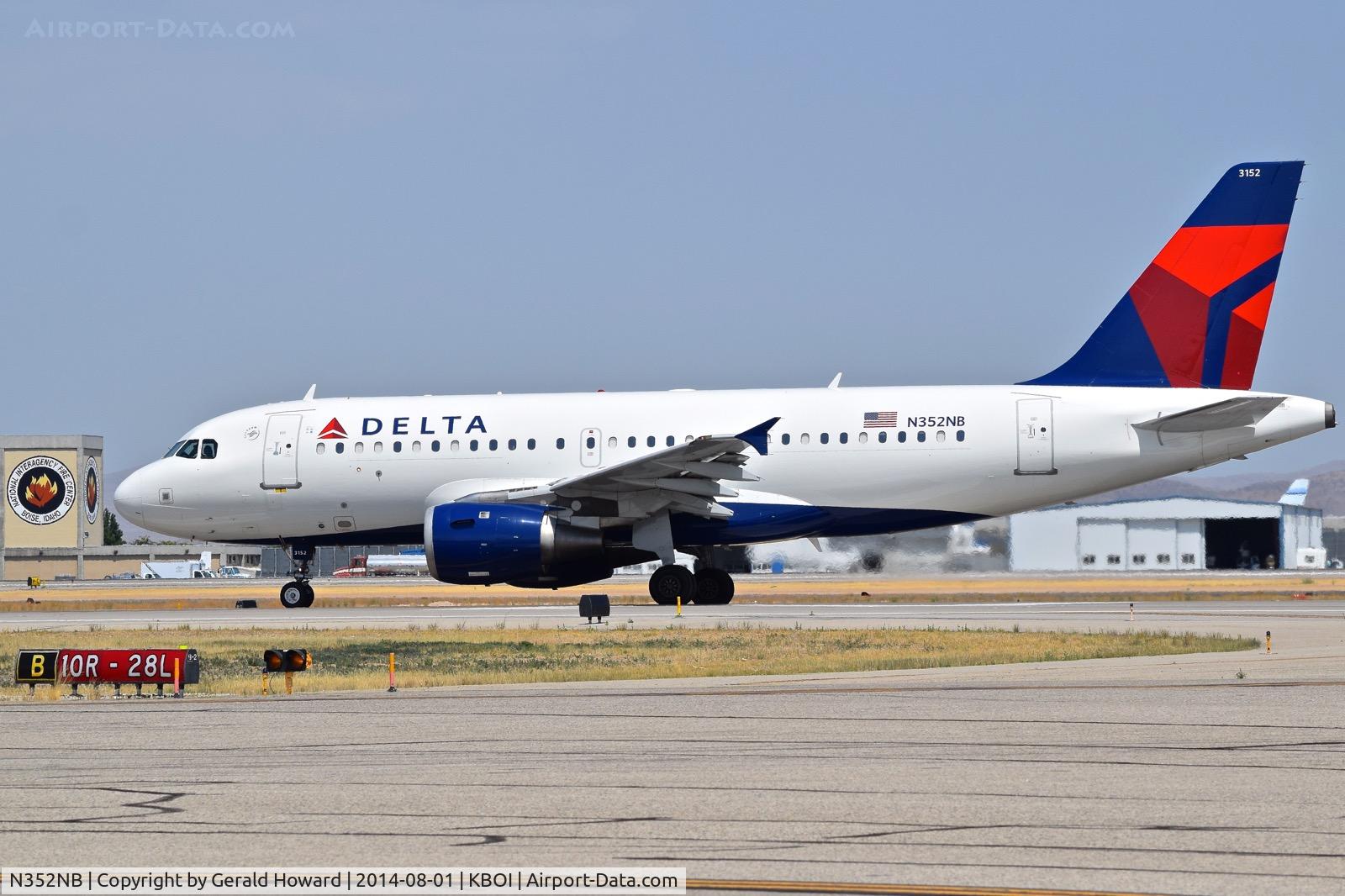 N352NB, 2002 Airbus A319-114 C/N 1824, Starting take off roll on RWY 28L.