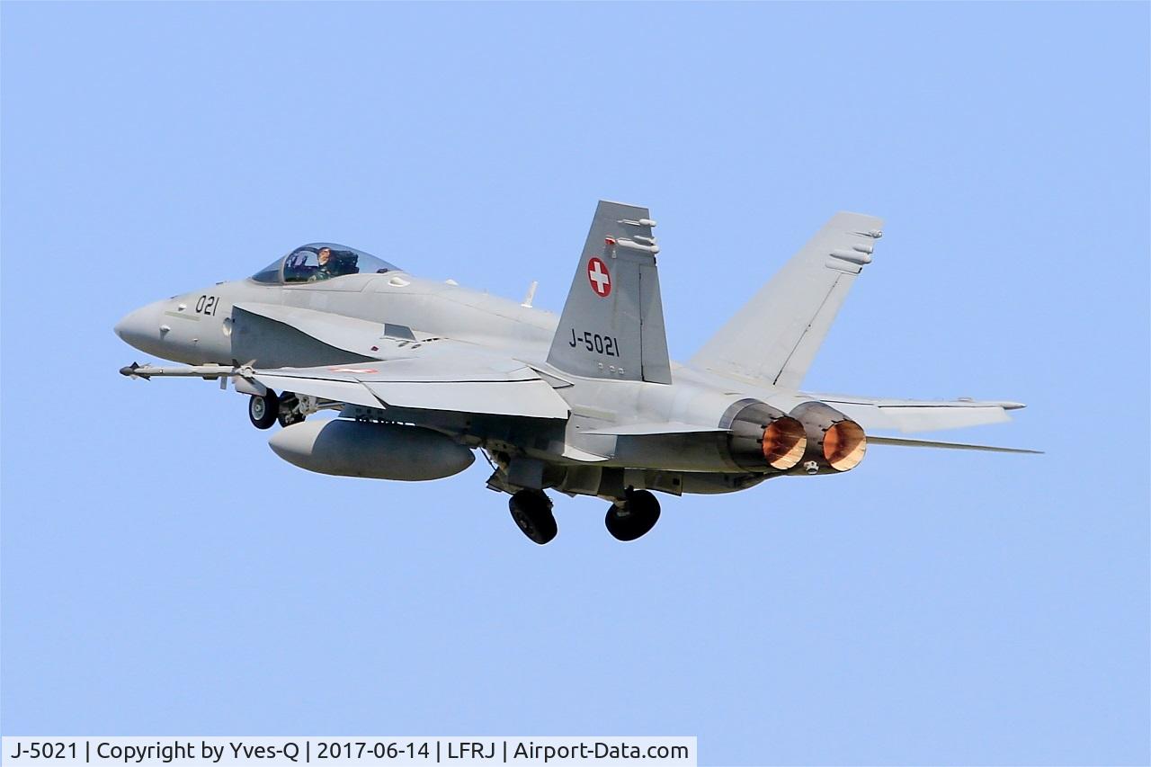 J-5021, McDonnell Douglas F/A-18C Hornet C/N 1370/SFC021, McDonnell Douglas FA-18C Hornet, Take off rwy 26, Landivisiau Naval Air Base (LFRJ) Tiger Meet 2017