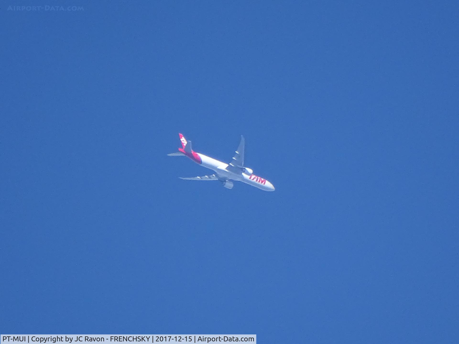 PT-MUI, 2013 Boeing 777-32W/ER C/N 40589, LATAM BRASIL TAM/JJ8070 overflying Bordeaux city flight level 340, GRU to FRA