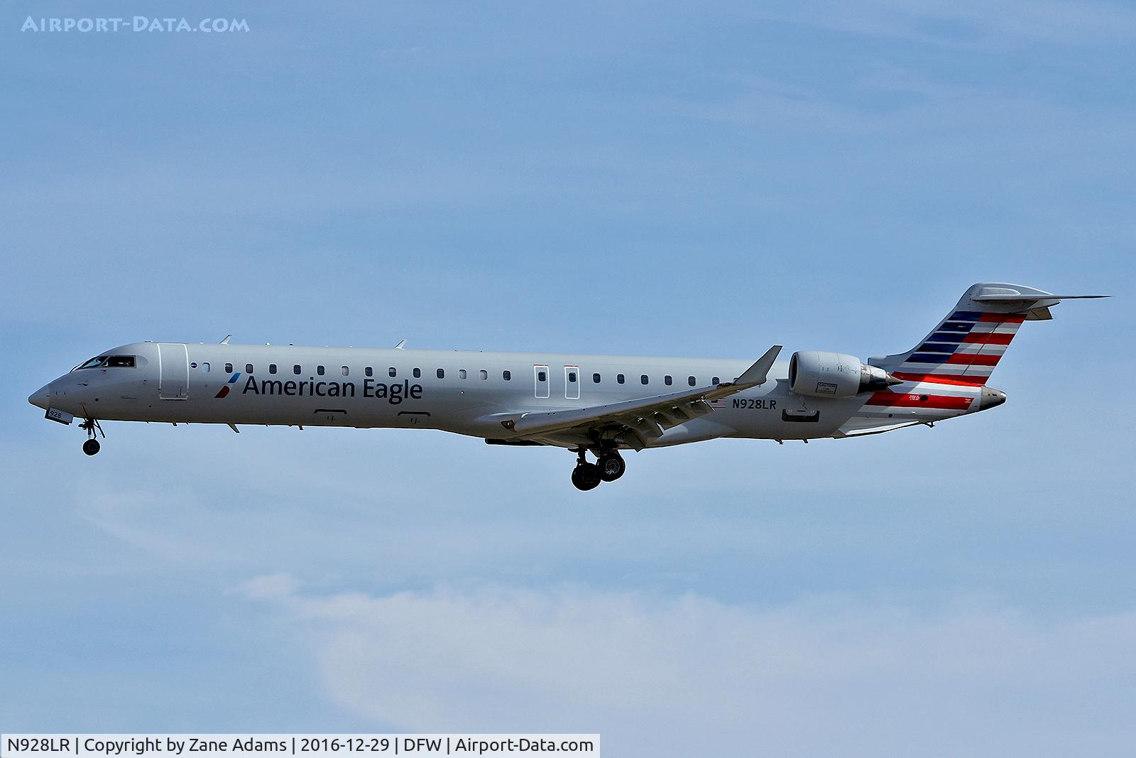 N928LR, 2005 Bombardier CRJ-900ER (CL-600-2D24) C/N 15028, Arriving at DFW Airport