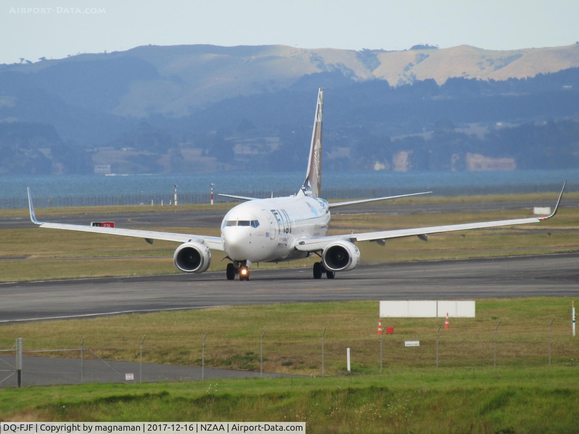 DQ-FJF, 1998 Boeing 737-7X2 C/N 28878, taxying down for take off