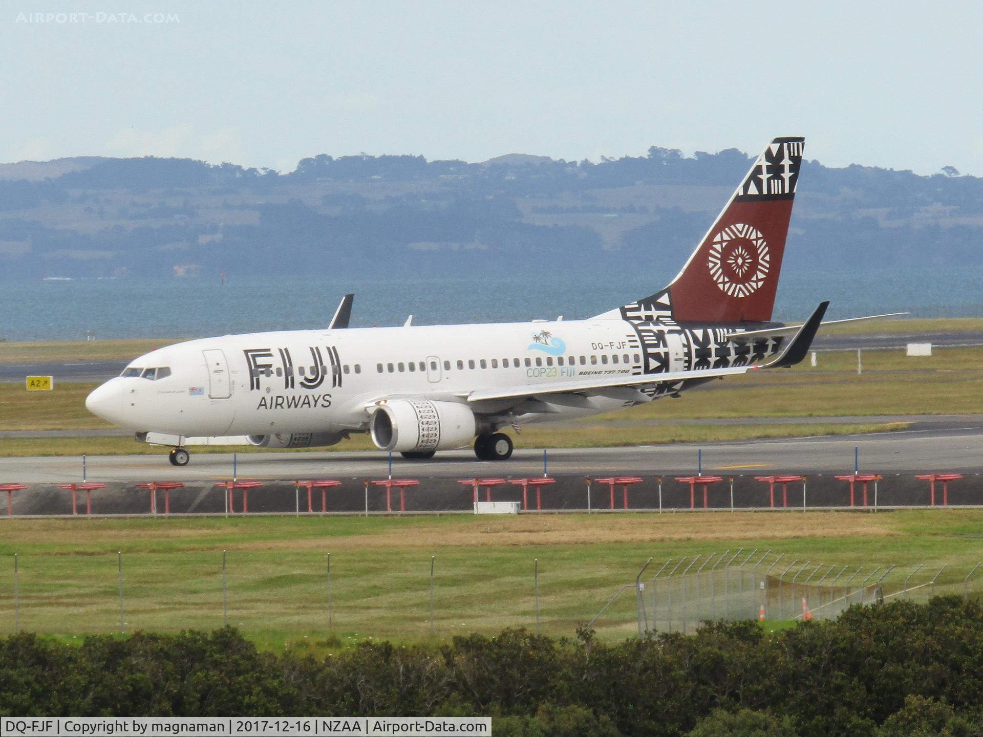 DQ-FJF, 1998 Boeing 737-7X2 C/N 28878, holding