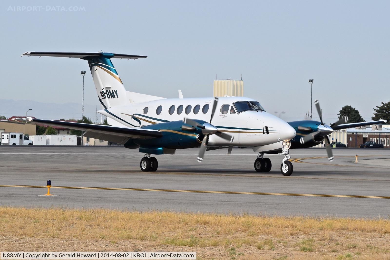 N88MY, 1983 Beech B200 King Air King Air C/N BB-1142, Turning off RWY 10R.