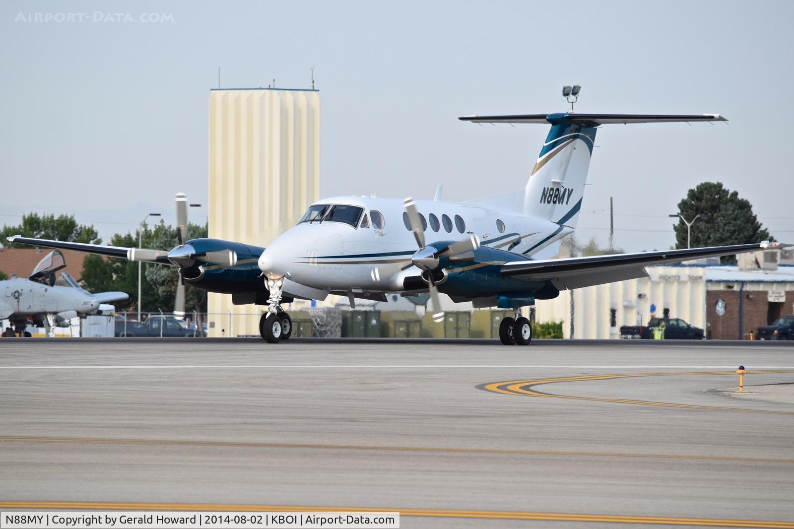 N88MY, 1983 Beech B200 King Air King Air C/N BB-1142, On RWY 10R.