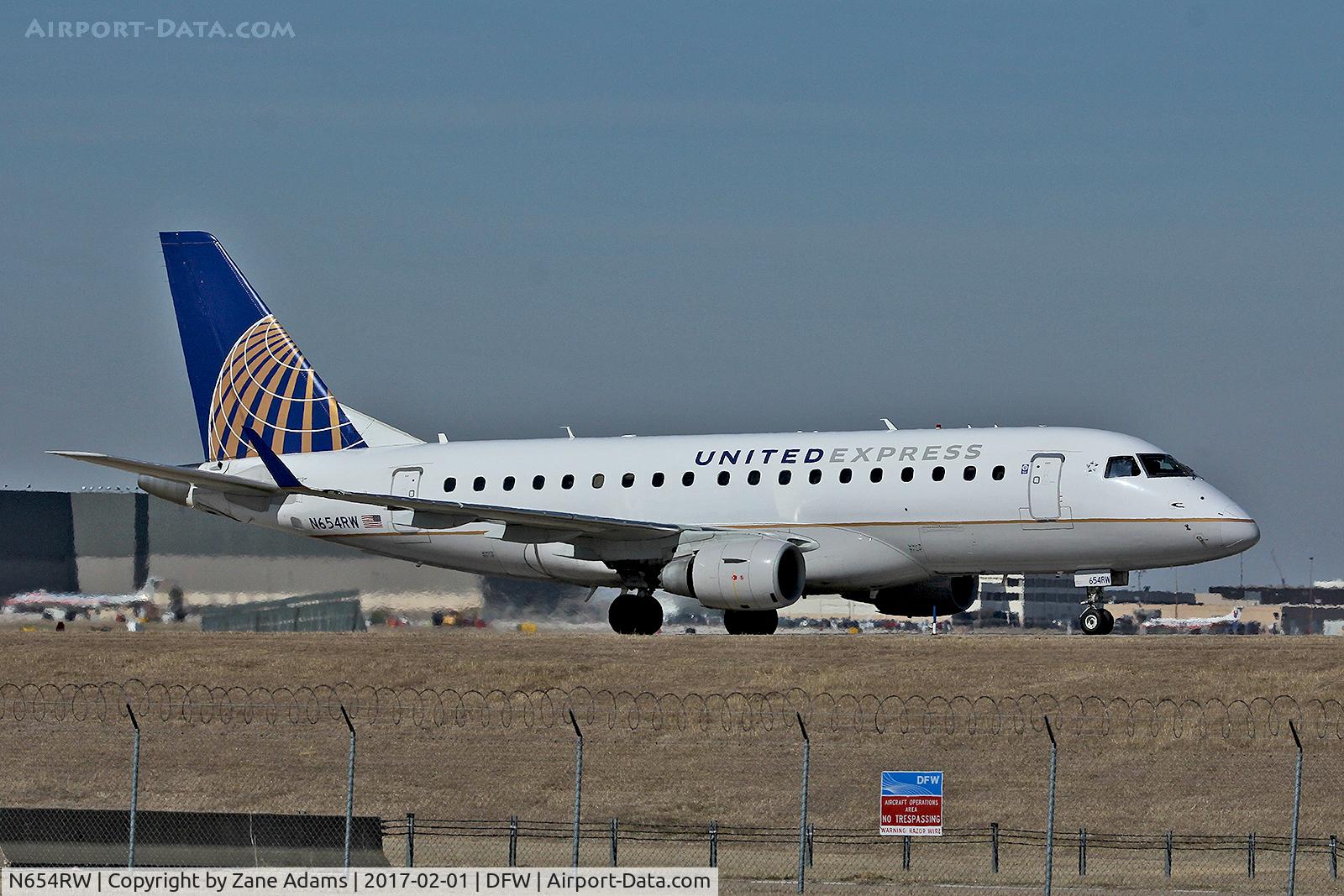 N654RW, 2005 Embraer 170SE (ERJ-170-100SE) C/N 17000104, Arriving at DFW Airport
