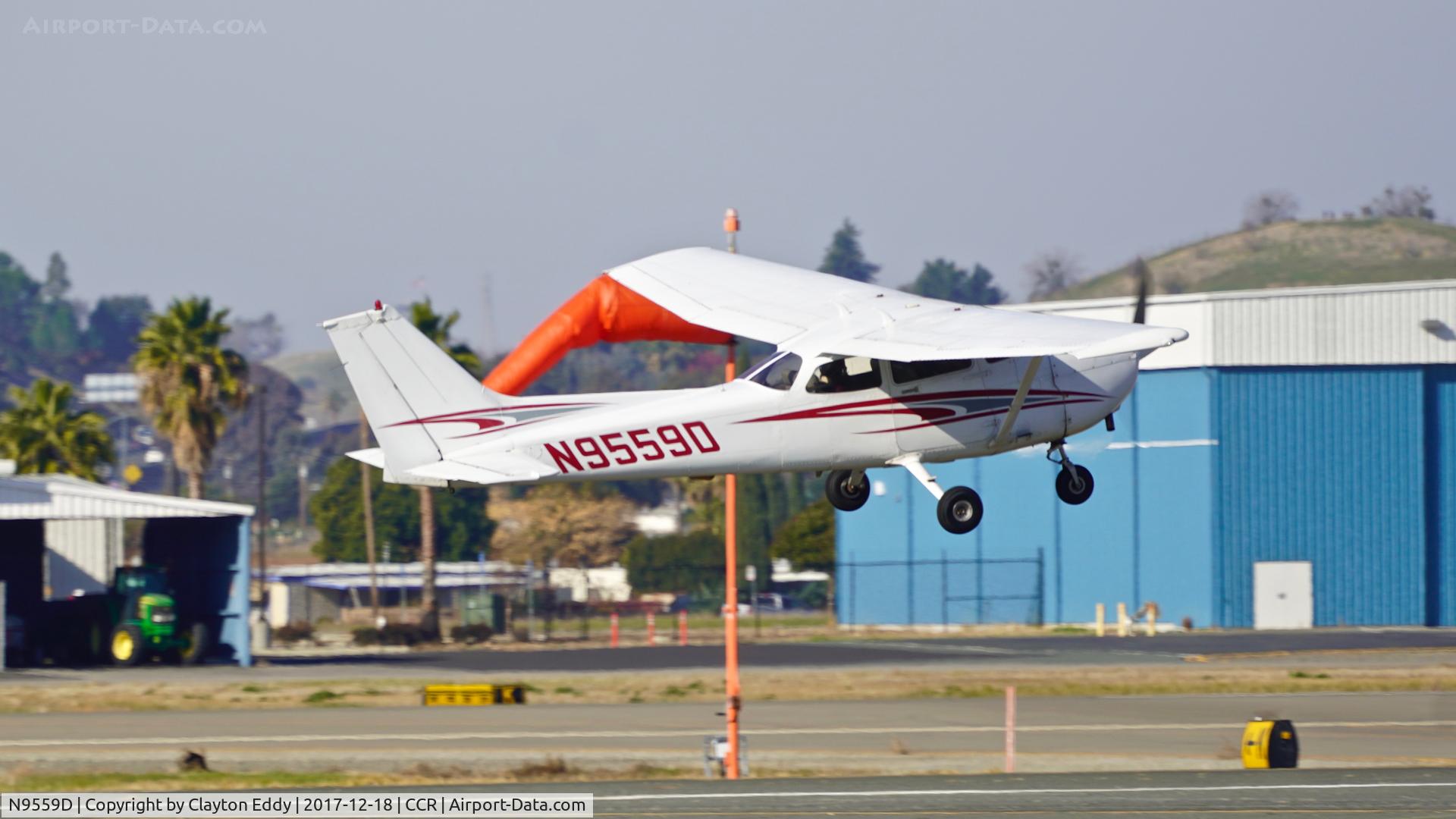 N9559D, 1999 Cessna 172R C/N 17280488, Buchanan Field Concord California 2017.