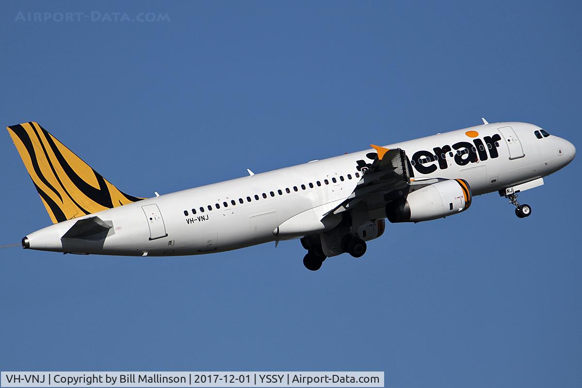 VH-VNJ, 2006 Airbus A320-232 C/N 2982, off from 34L