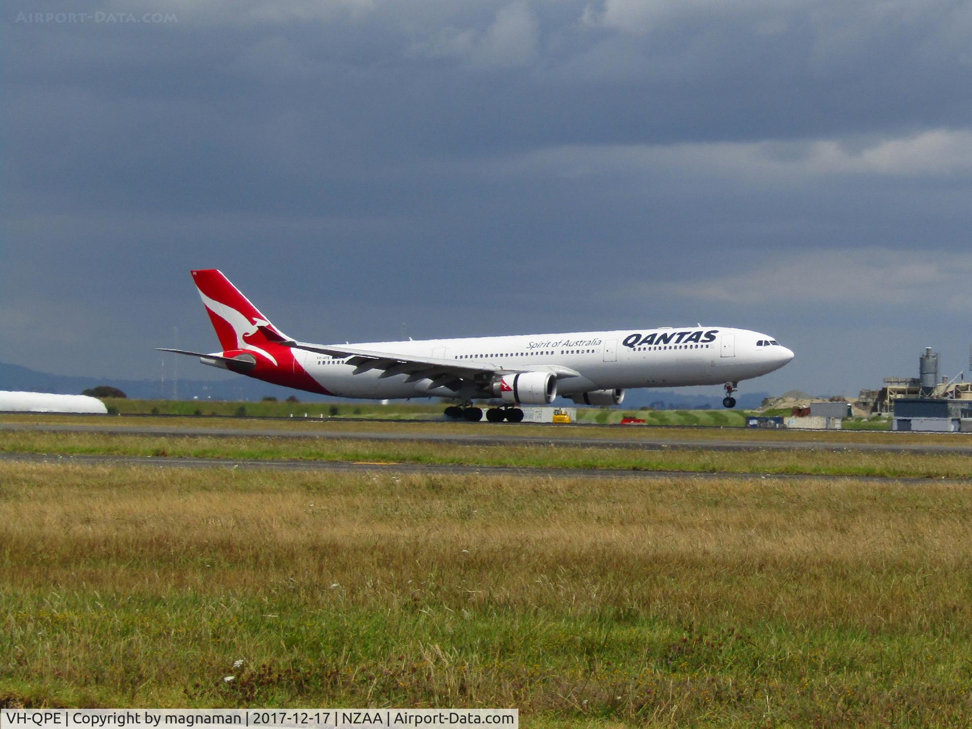 VH-QPE, 2004 Airbus A330-303 C/N 0593, touchdown