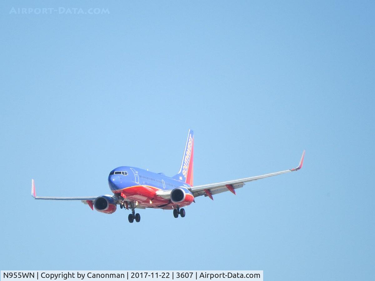 N955WN, 2011 Boeing 737-7H4 C/N 36671, Landing