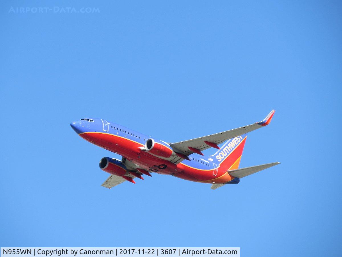N955WN, 2011 Boeing 737-7H4 C/N 36671, Take off