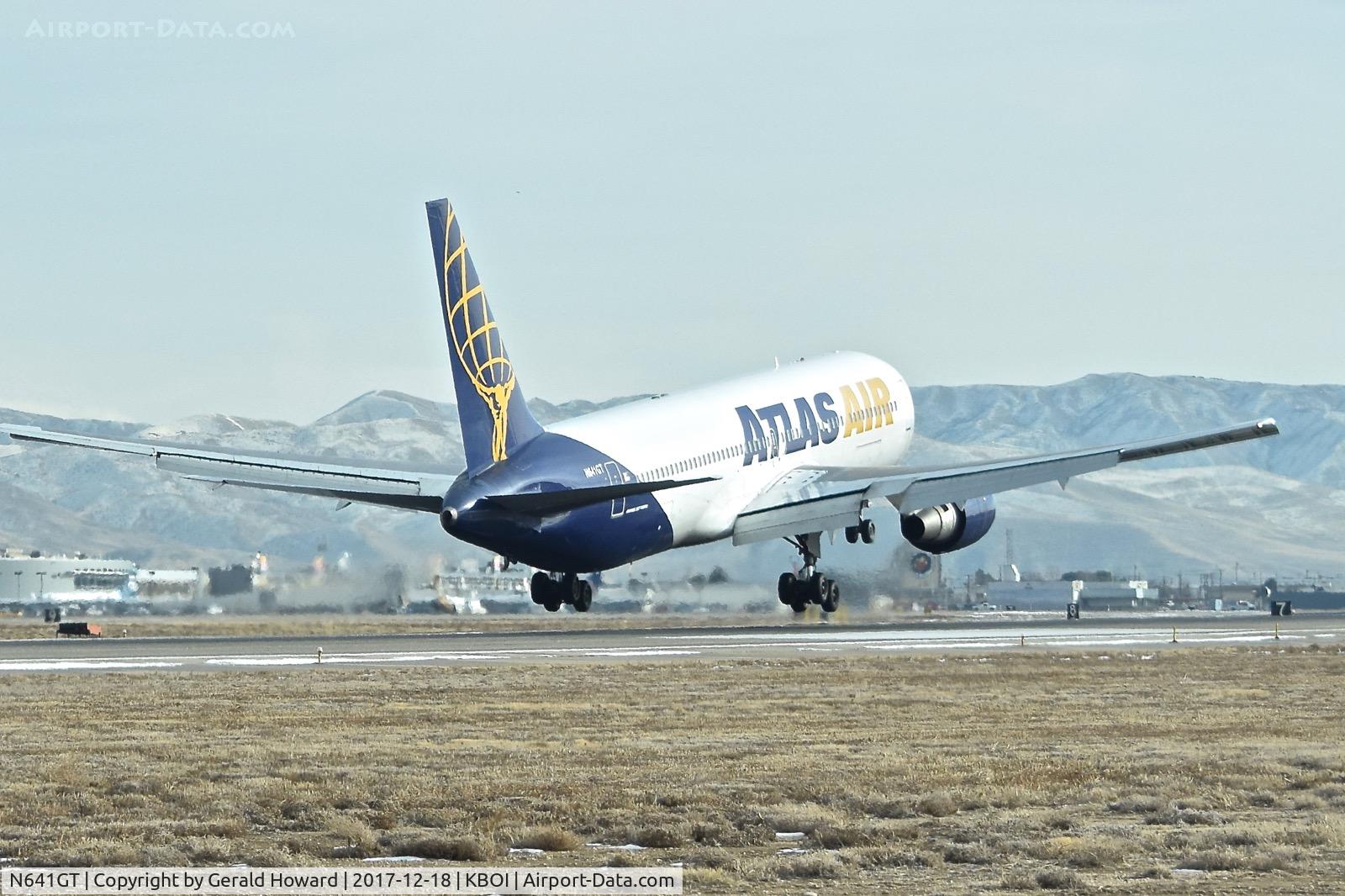 N641GT, Boeing 767-38E C/N 25132, Landing RWY 10R.