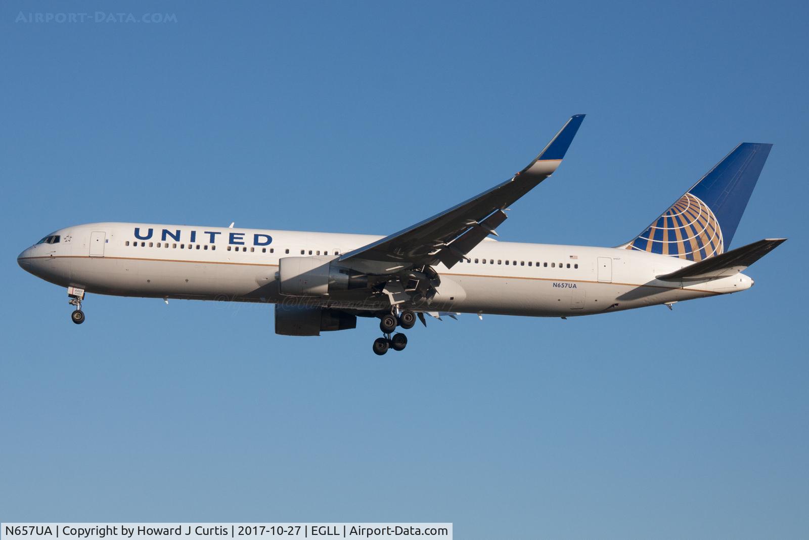 N657UA, 1993 Boeing 767-322 C/N 27112, On finals.