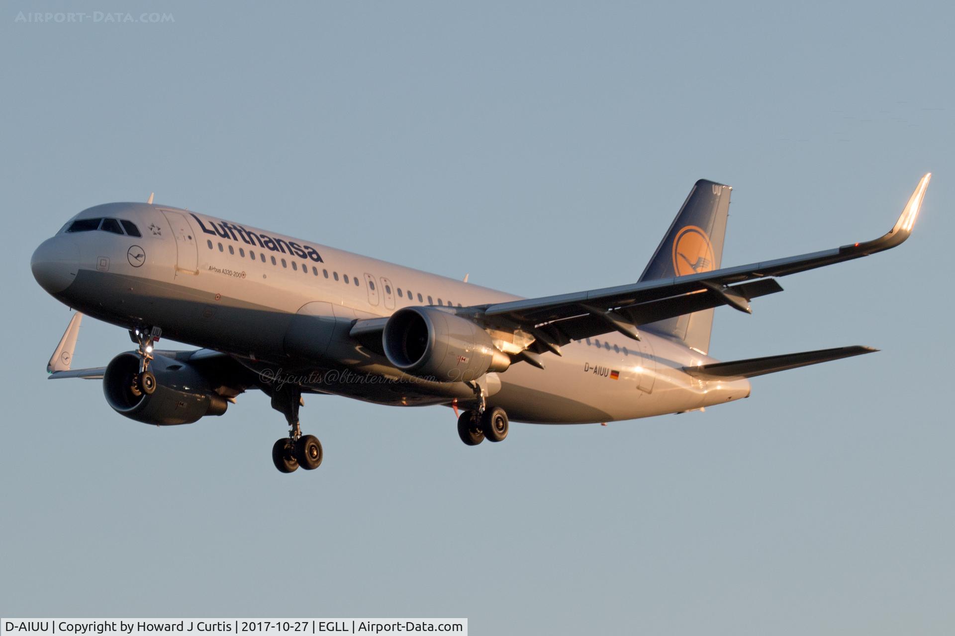 D-AIUU, 2016 Airbus A320-214 C/N 7158, On approach.
