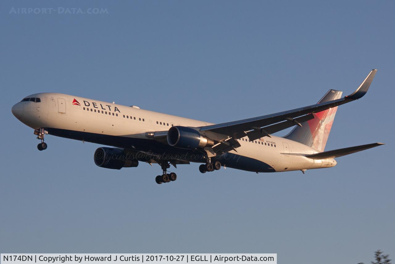 N174DN, 1990 Boeing 767-332 C/N 24802, On approach
