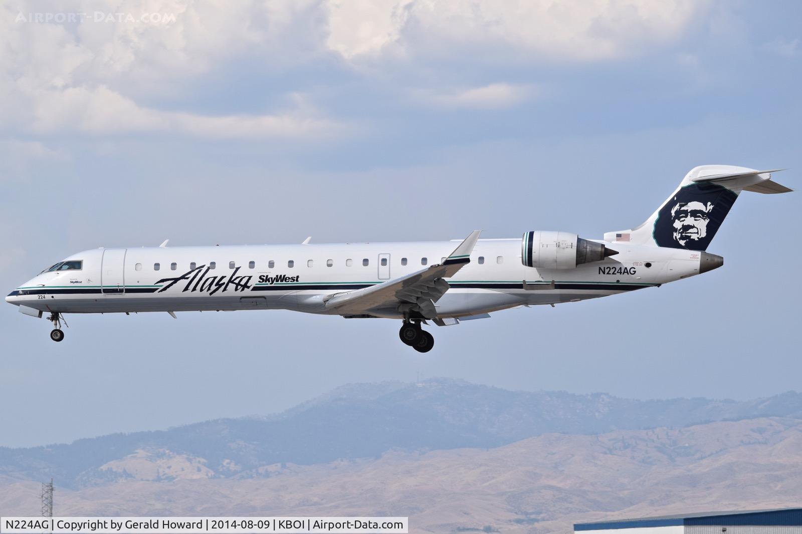 N224AG, 2001 Bombardier CRJ-701 (CL-600-2C10) Regional Jet C/N 10024, Landing RWY 28L.
