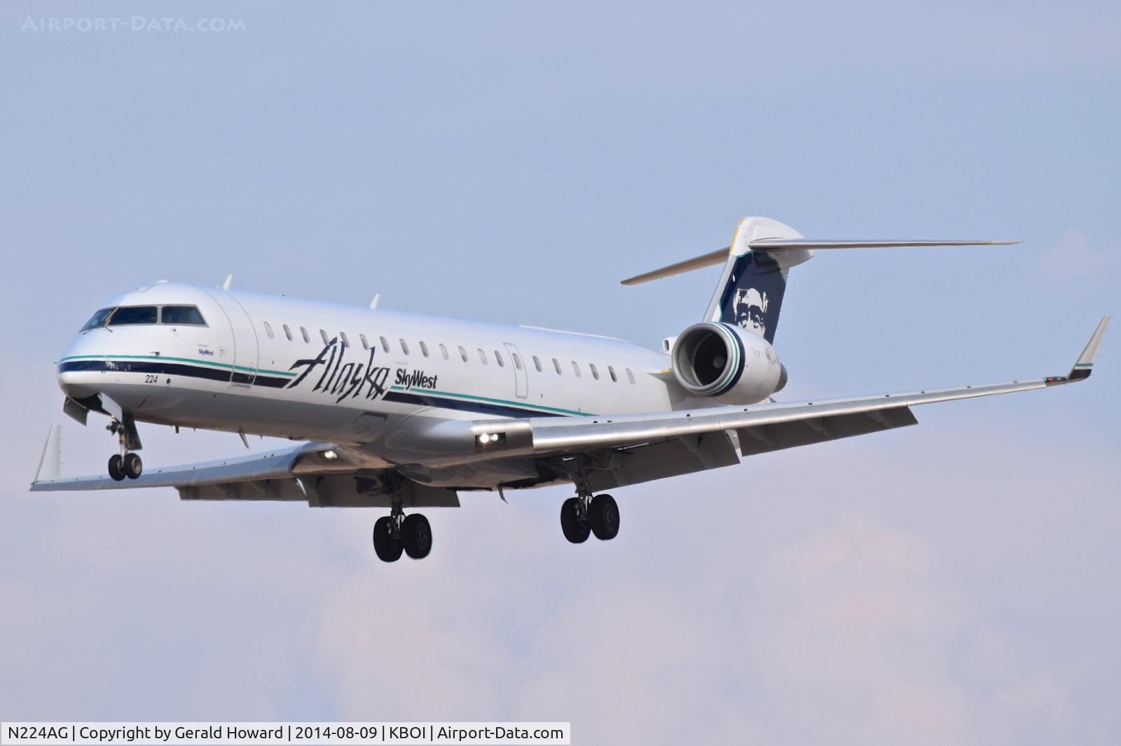 N224AG, 2001 Bombardier CRJ-701 (CL-600-2C10) Regional Jet C/N 10024, On approach for RWY 28L.