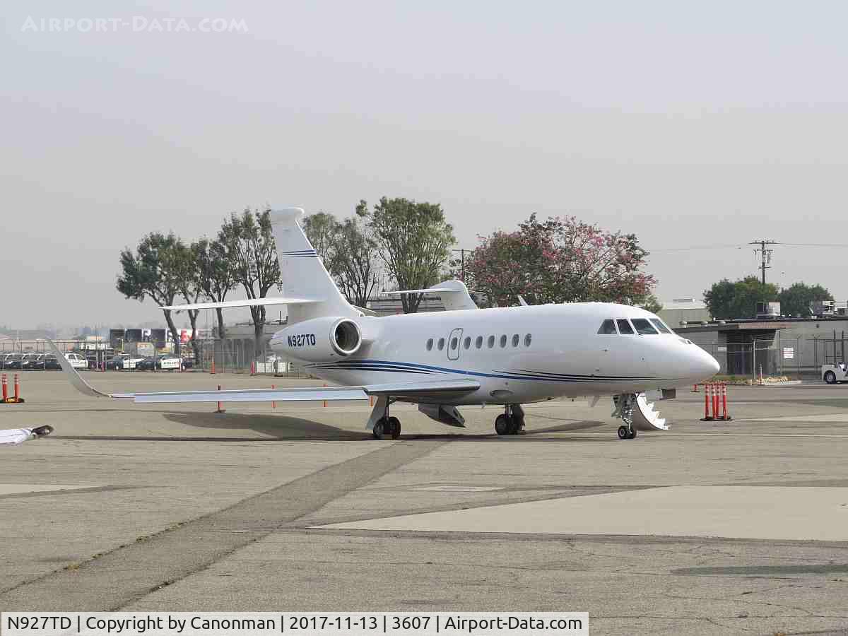 N927TD, 2015 Dassault Falcon 2000EX C/N 301, Parked