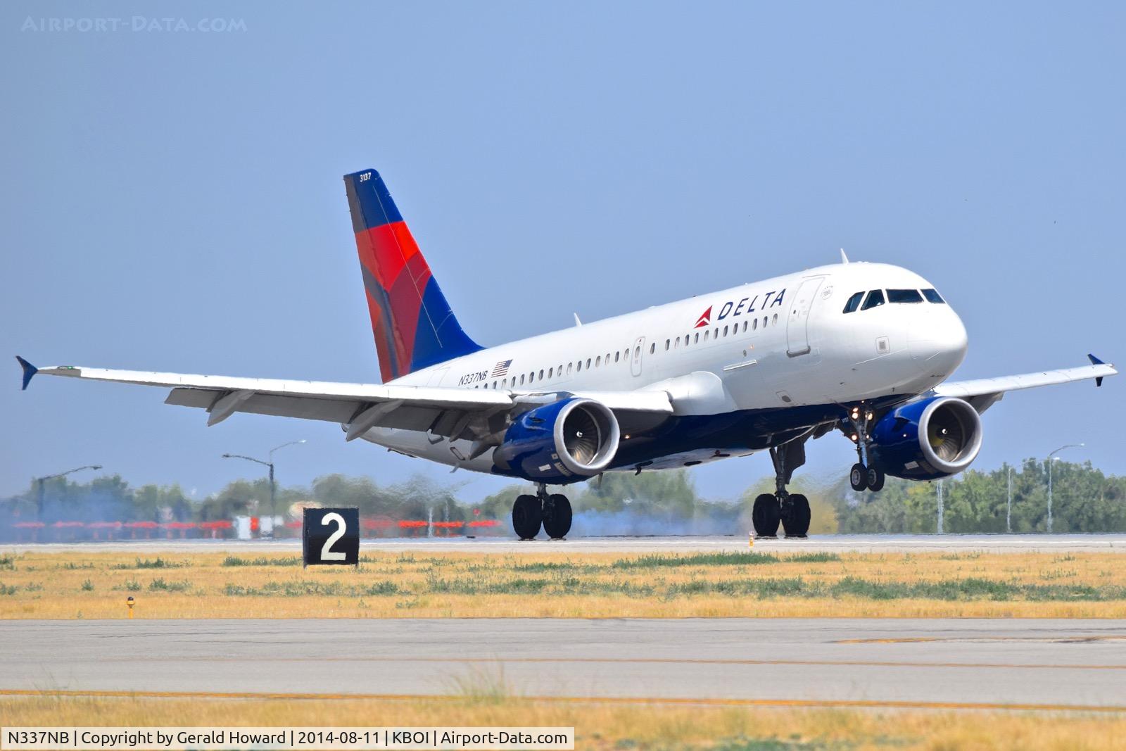 N337NB, 2002 Airbus A319-114 C/N 1685, Landing RWY 10R.