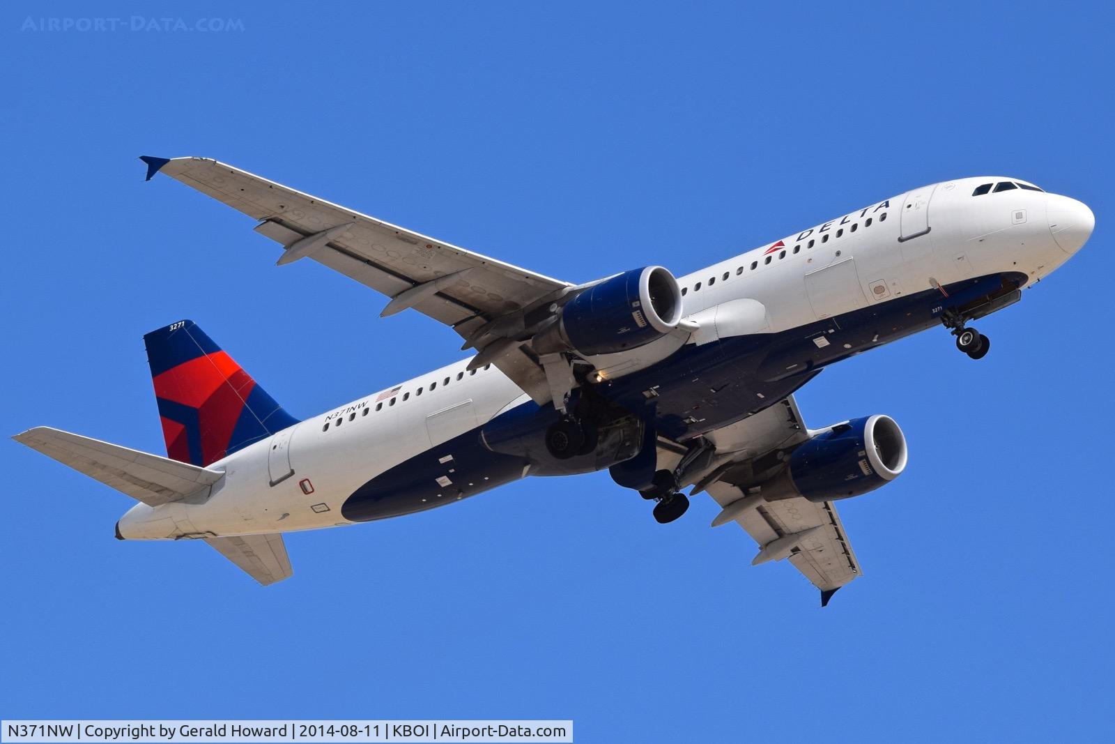 N371NW, 2001 Airbus A320-212 C/N 1535, Departing BOI.