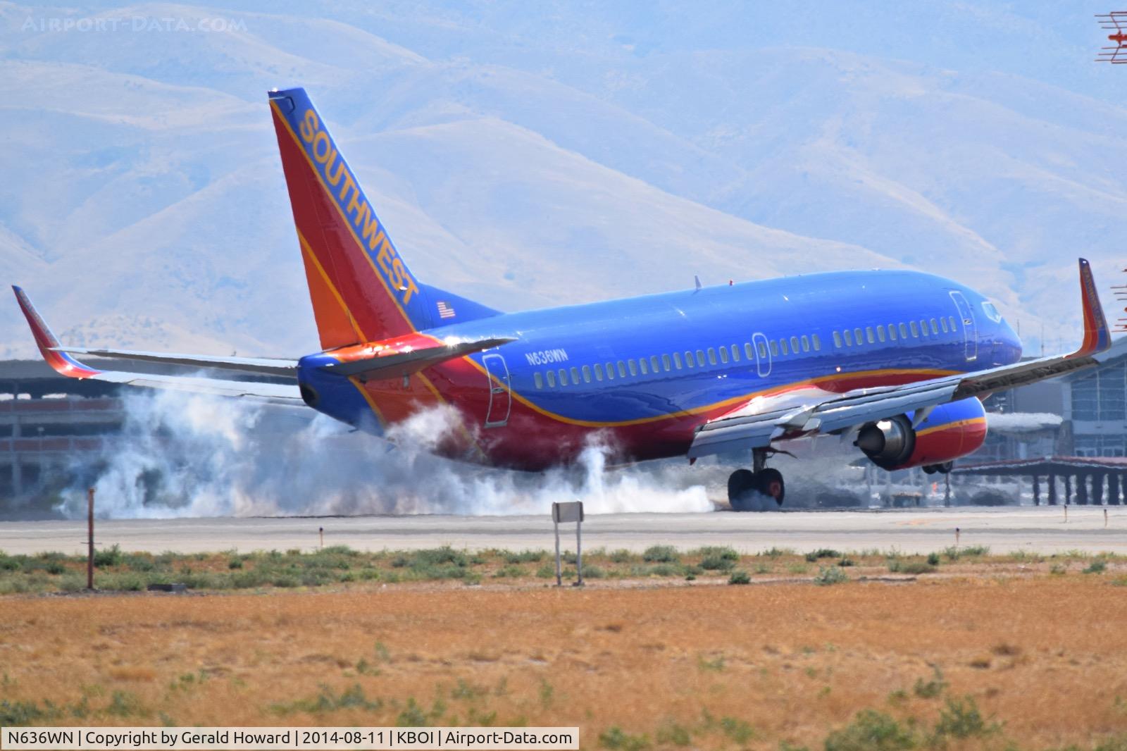 N636WN, 1996 Boeing 737-3H4 C/N 27709, Touch down on RWY 10R.