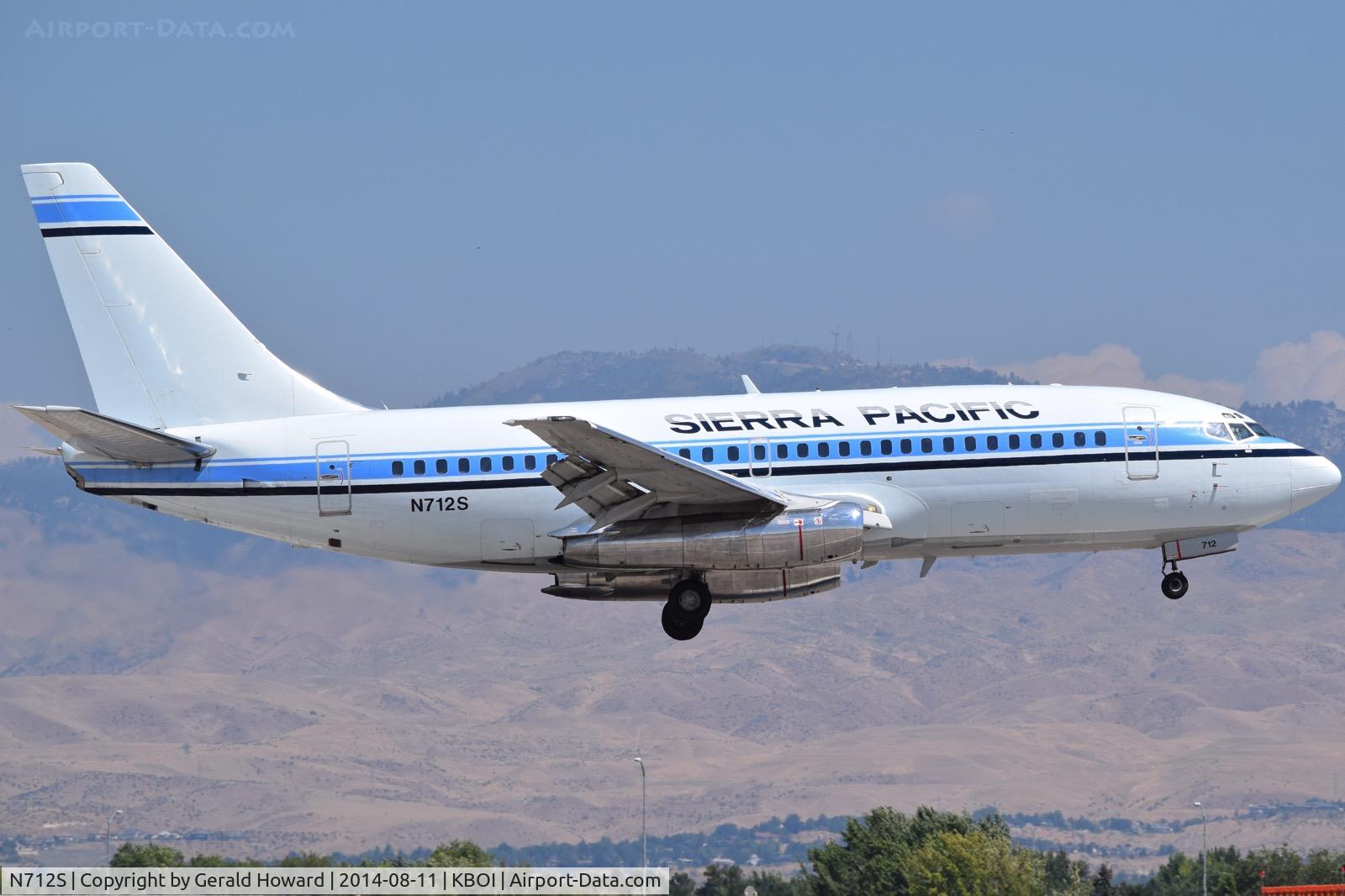 N712S, 1983 Boeing 737-2Y5 C/N 23038, Landing RWY 10R.