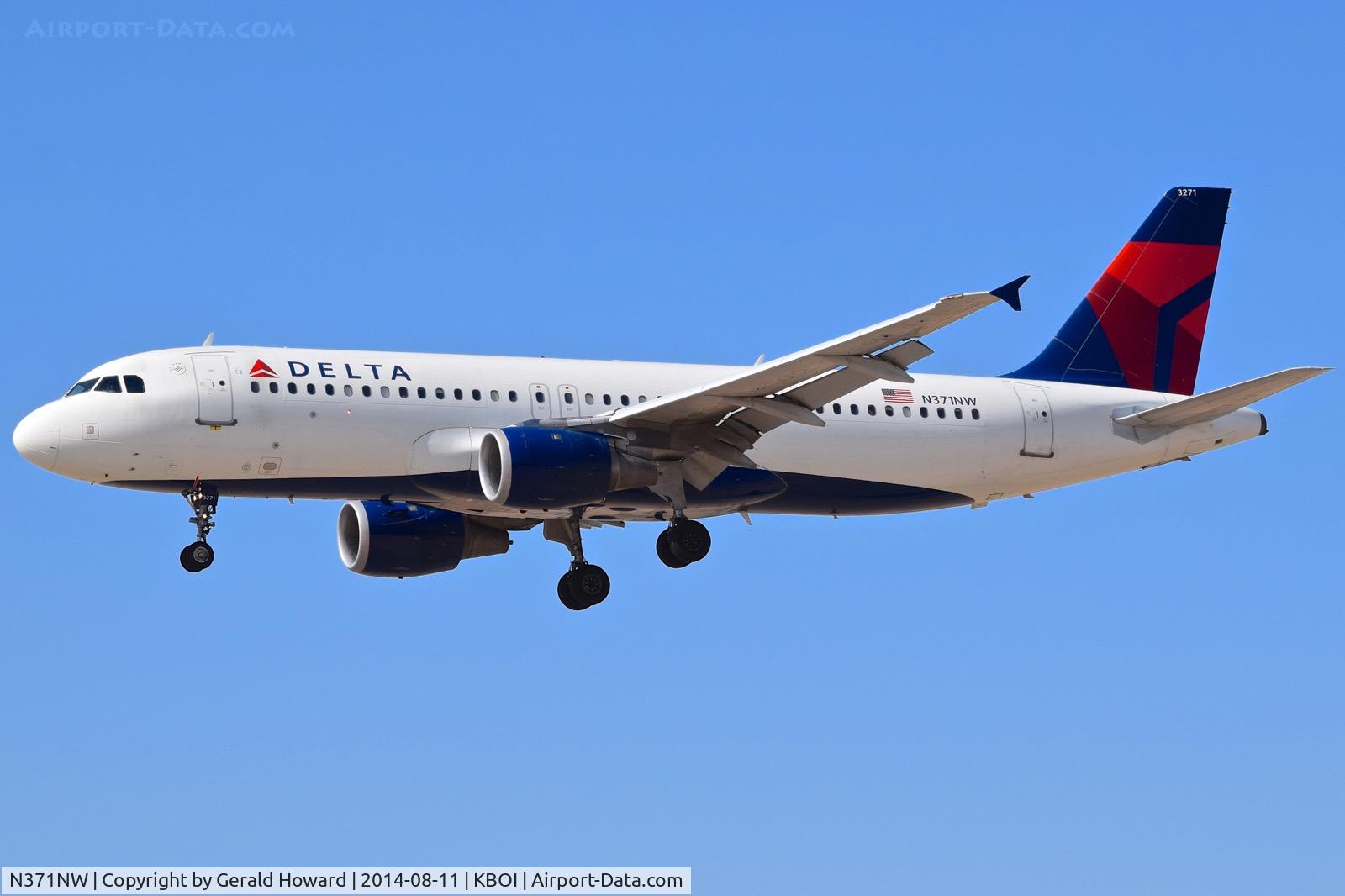 N371NW, 2001 Airbus A320-212 C/N 1535, Landing RWY 28R.