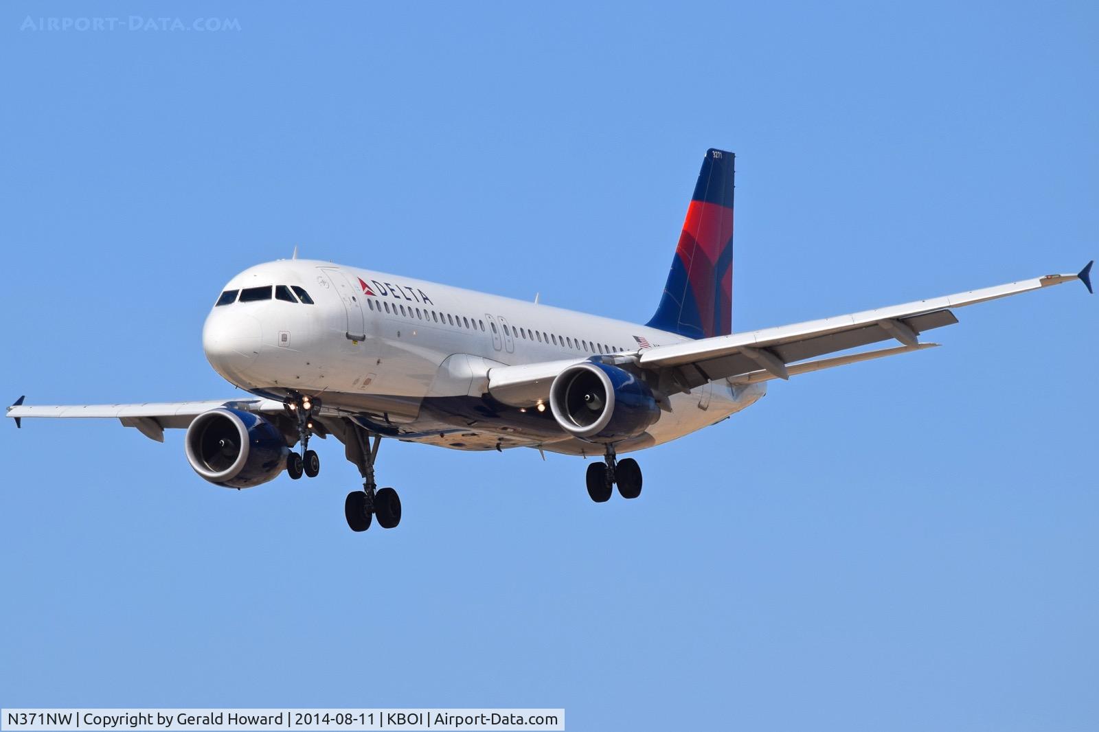 N371NW, 2001 Airbus A320-212 C/N 1535, On approach to RWY 28R.