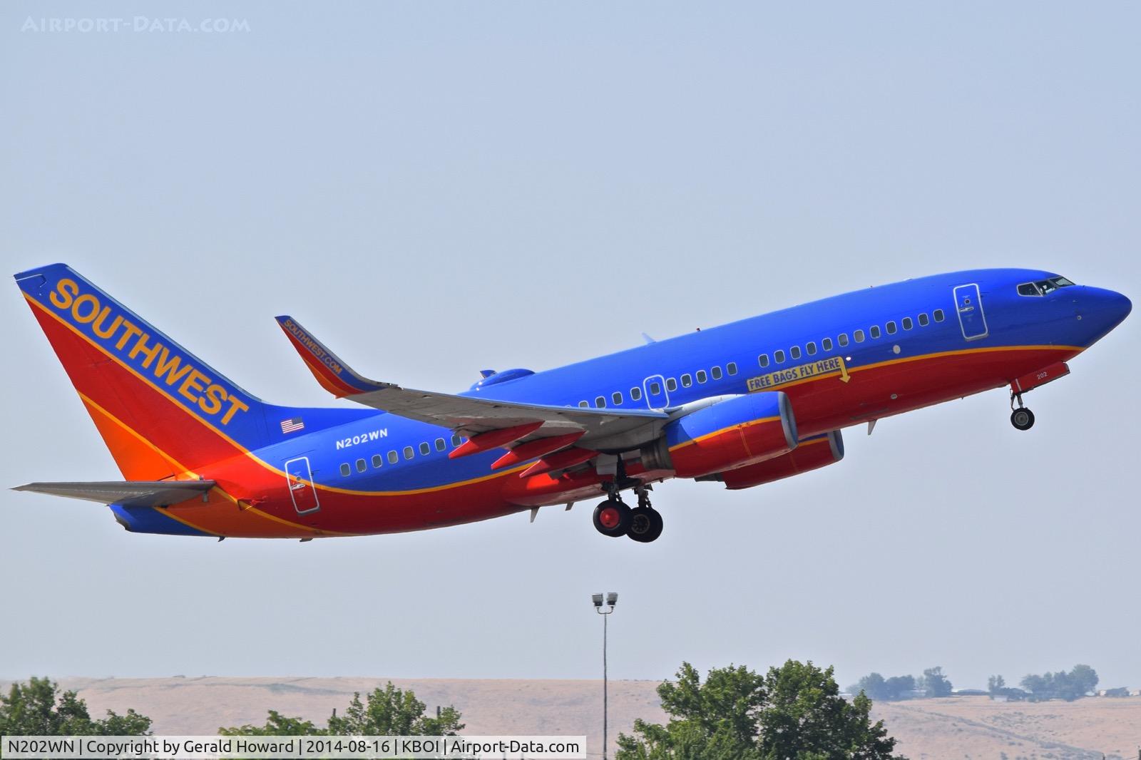 N202WN, 2005 Boeing 737-7H4 C/N 33999, Departing RWY 28R.
