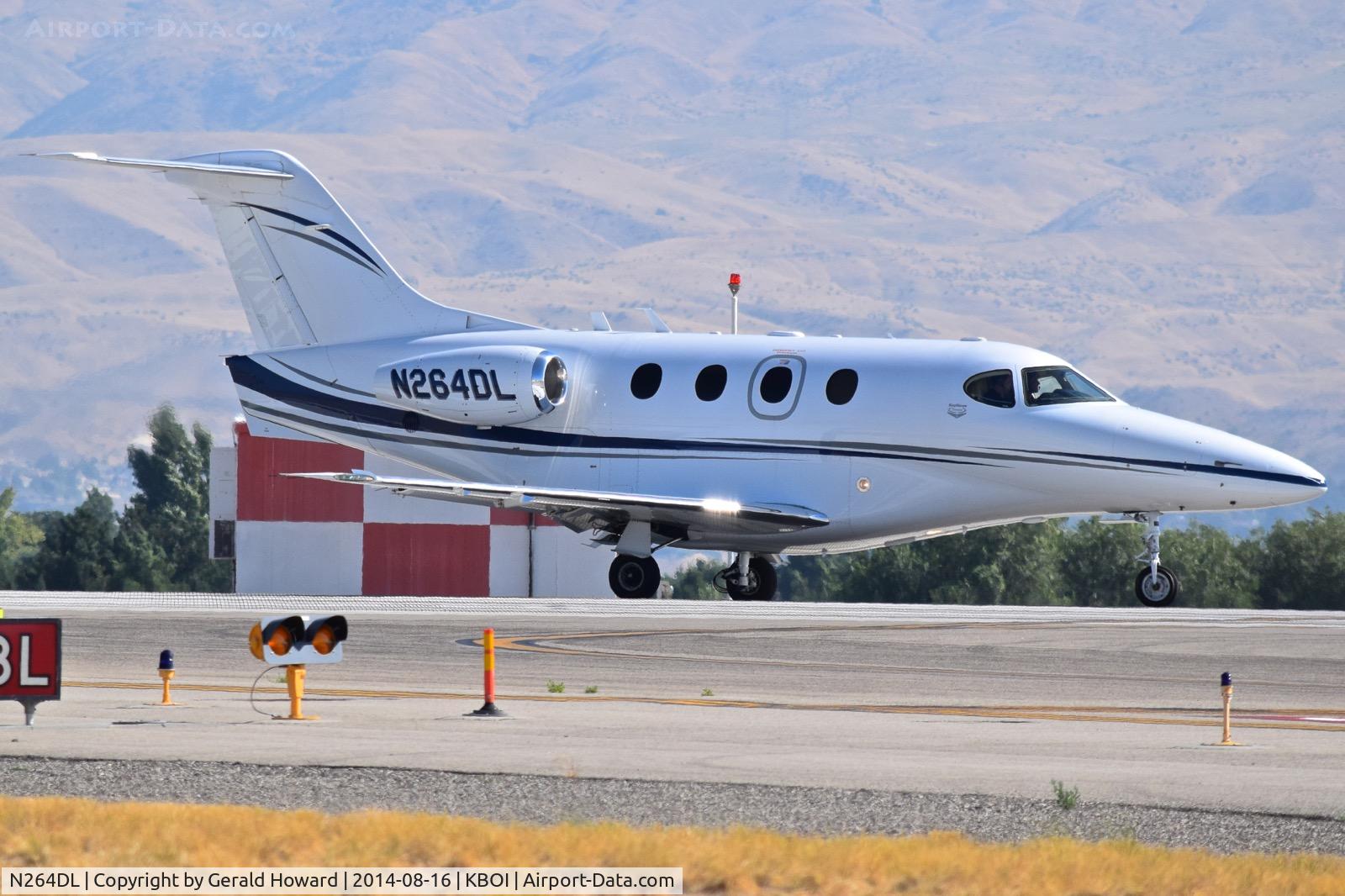 N264DL, 2001 Beech 390 Premier I C/N RB-27, Turning onto RWY 10R.